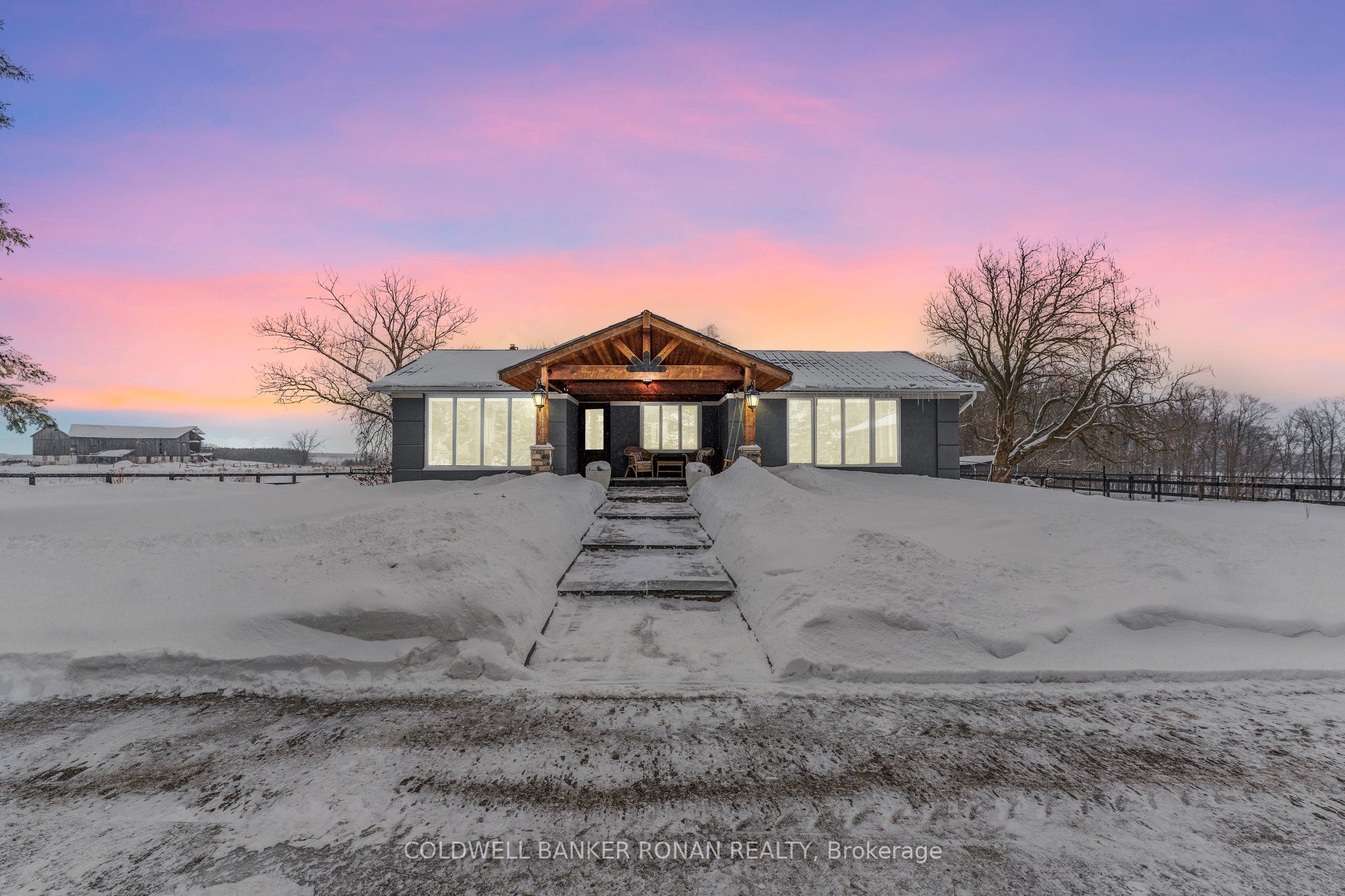 1382 10th Line Property Photo 3