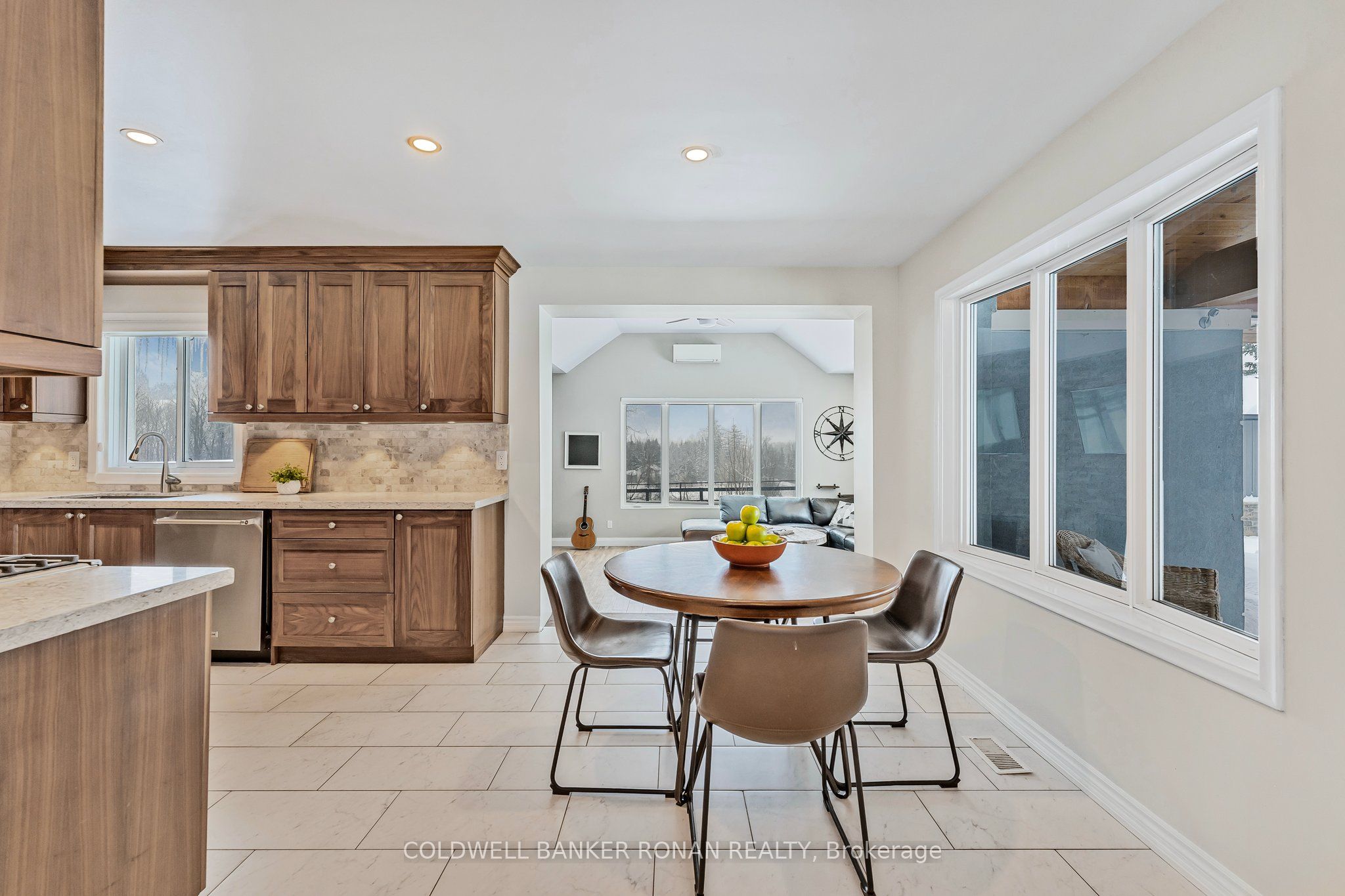 1382 10th Line Property Photo 6