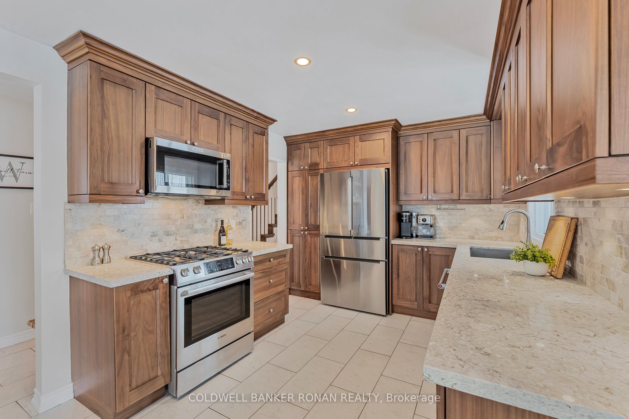 1382 10th Line Property Photo 8