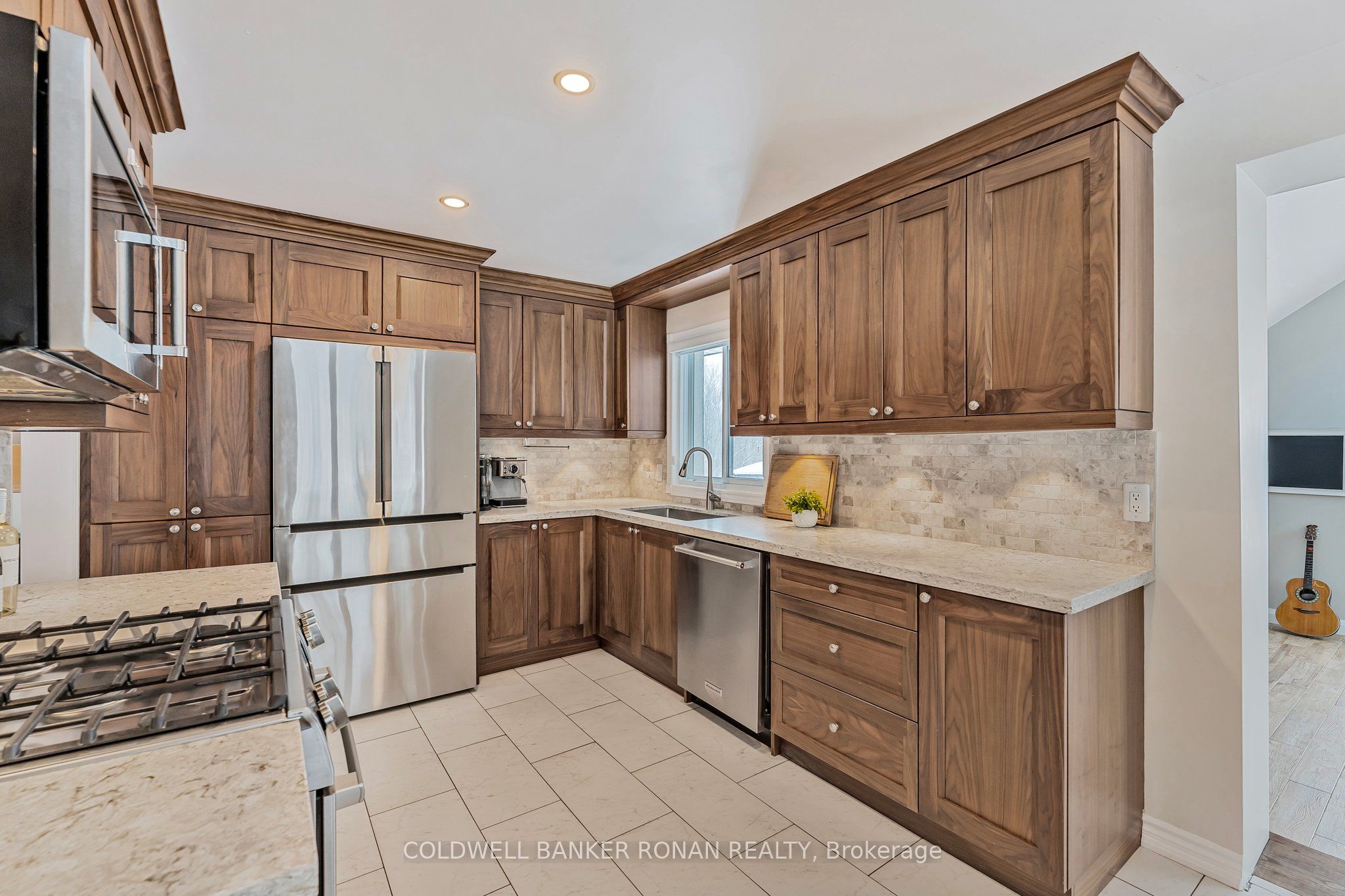 1382 10th Line Property Photo 9
