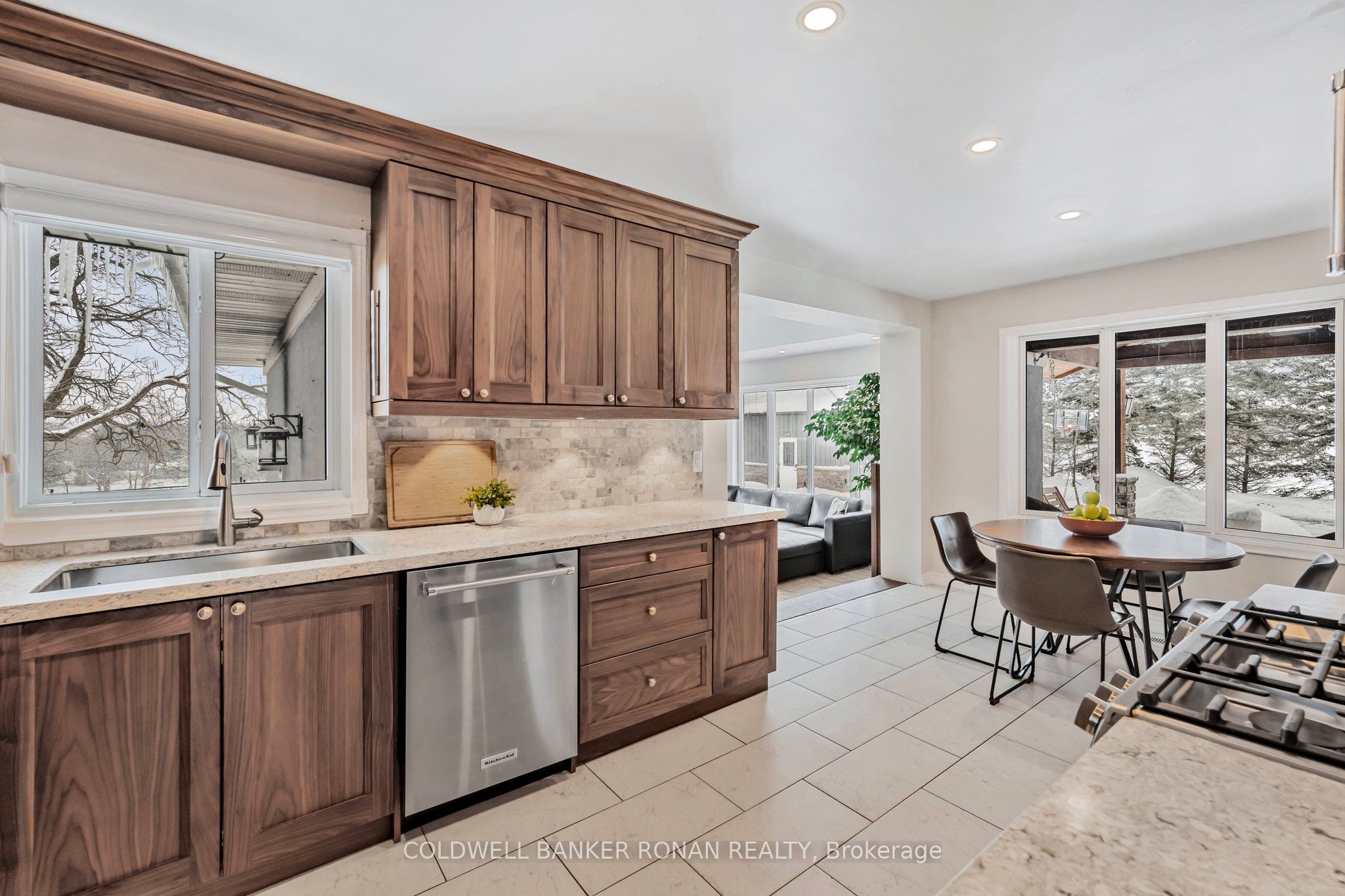 1382 10th Line Property Photo 10