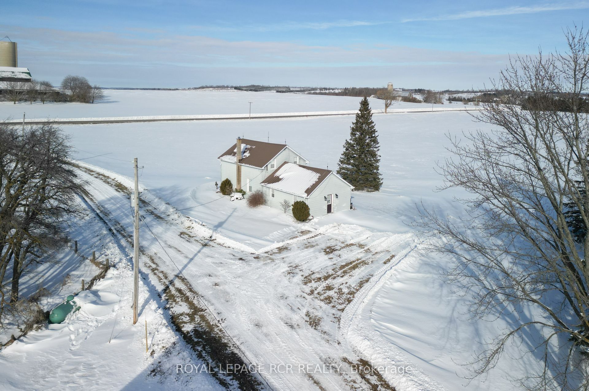 6049 13th Line Property Photo 3