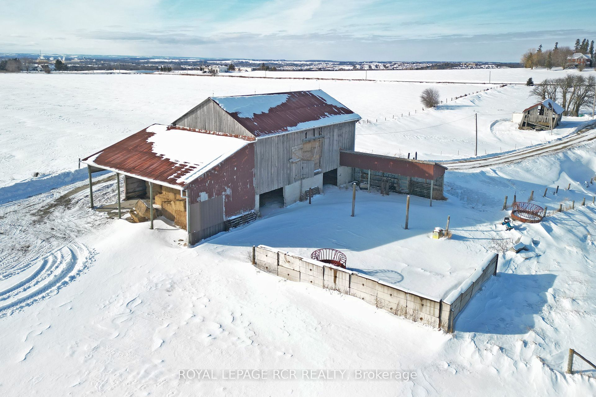 6049 13th Line Property Photo 4