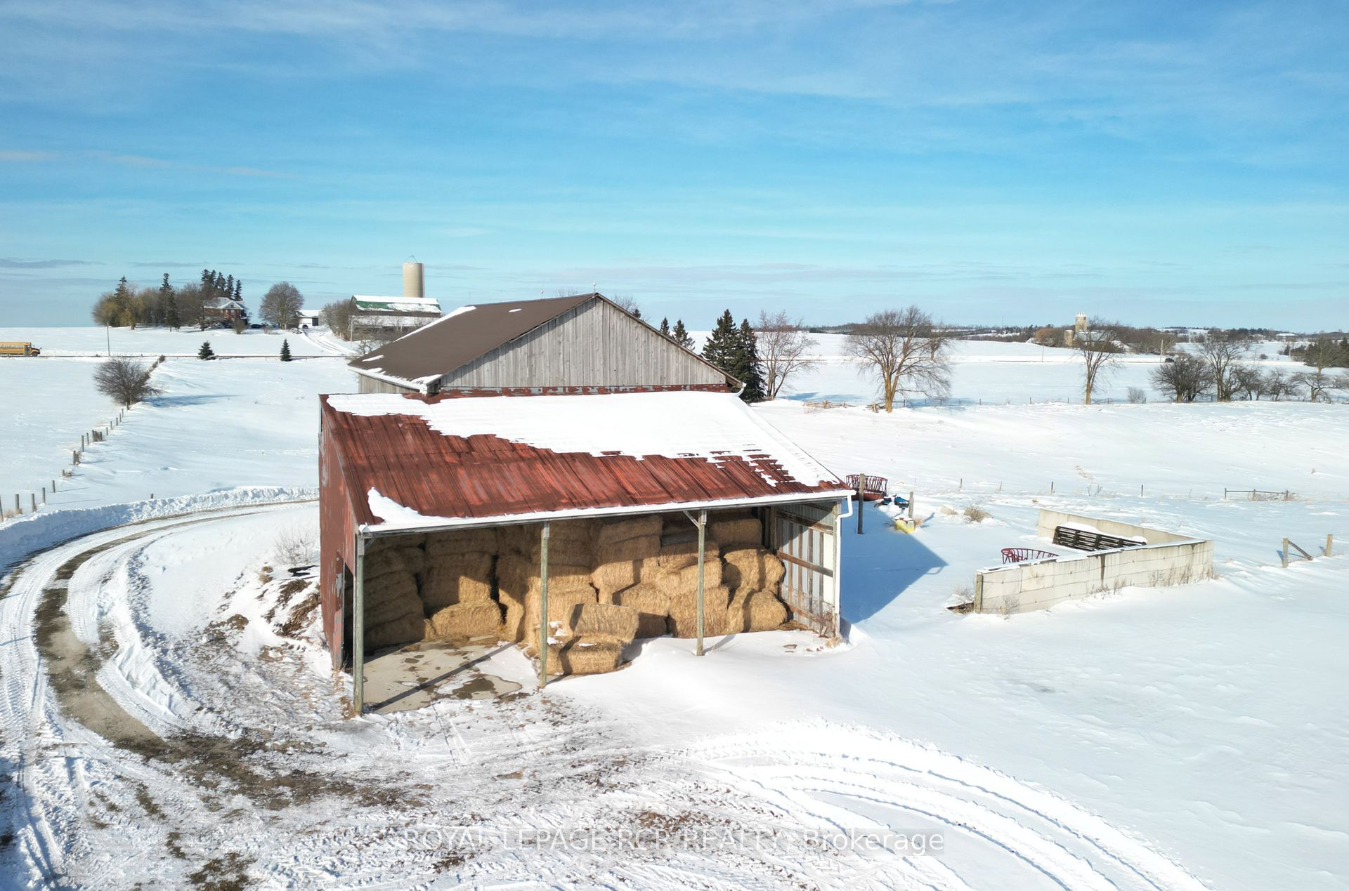 6049 13th Line Property Photo 5