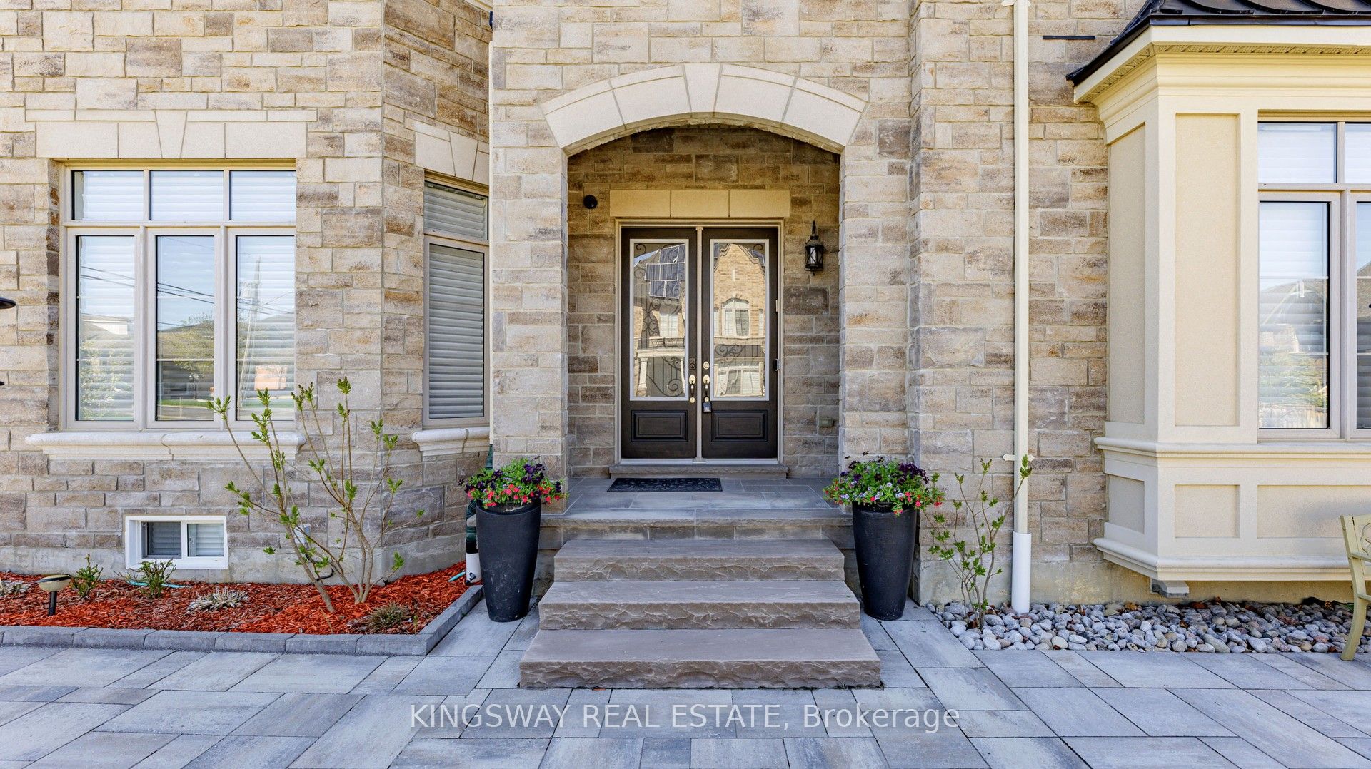 70 Bond Crescent Property Photo 4