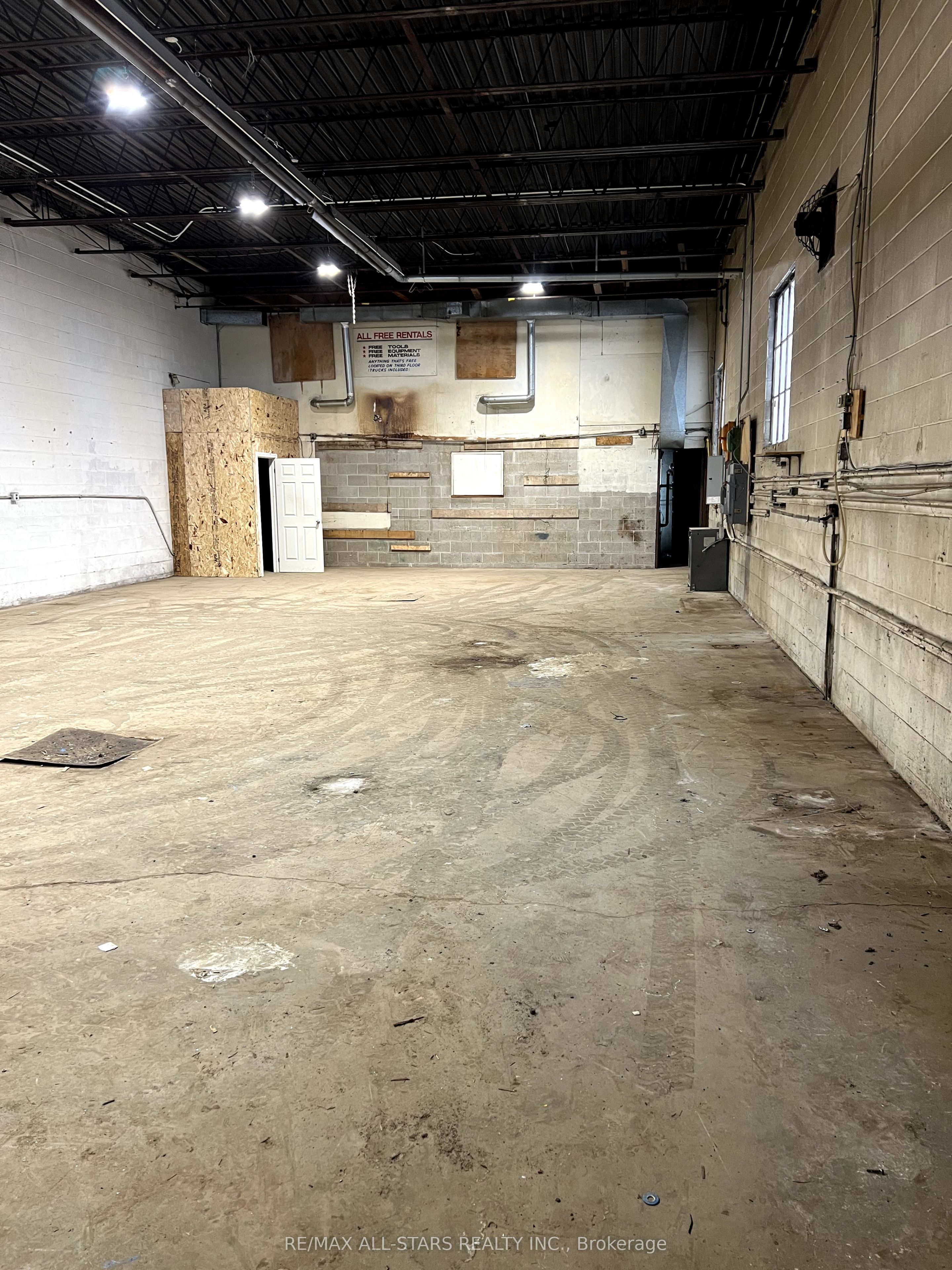446 Service Road Property Photo 2