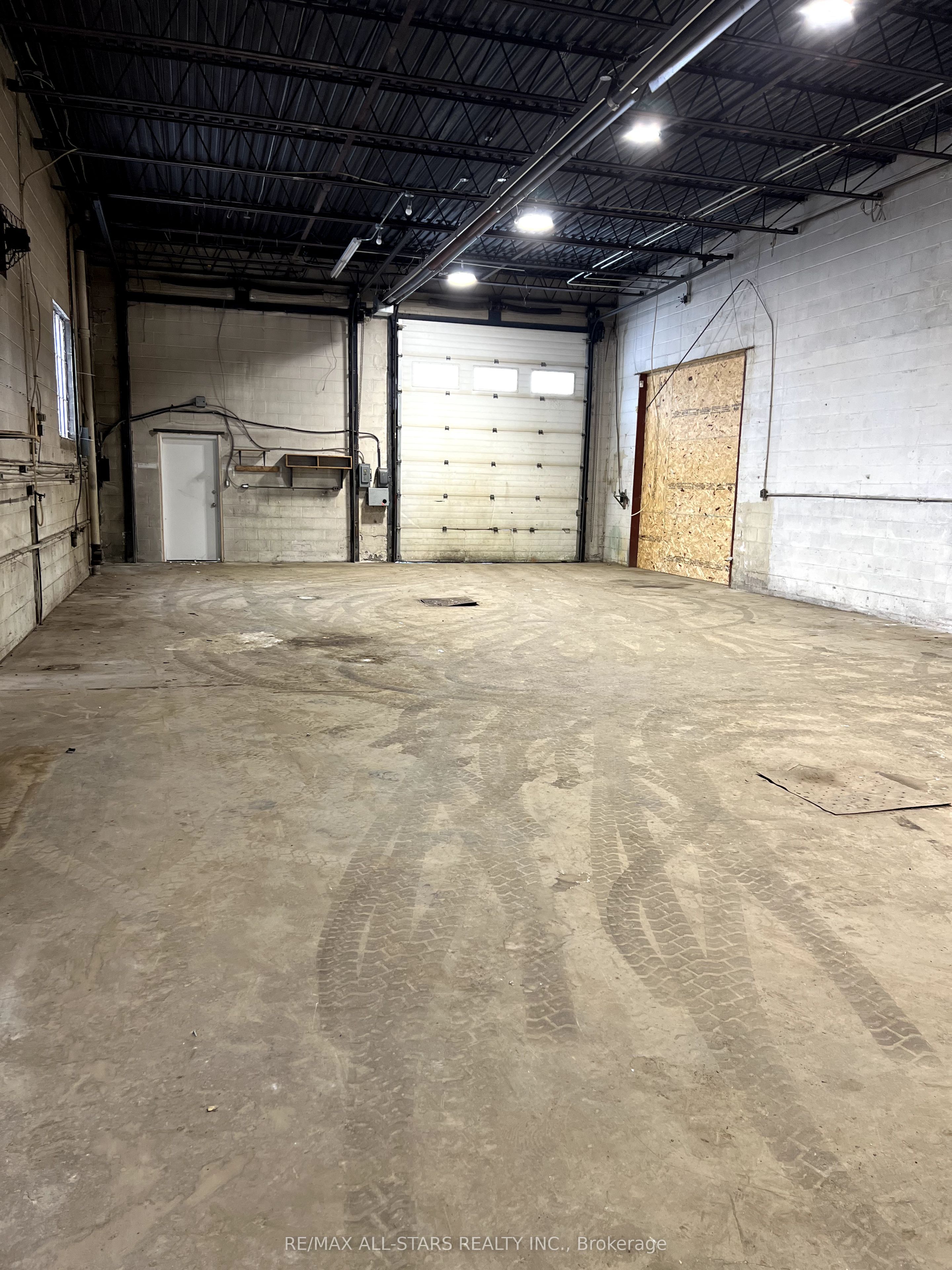 446 Service Road Property Photo 3