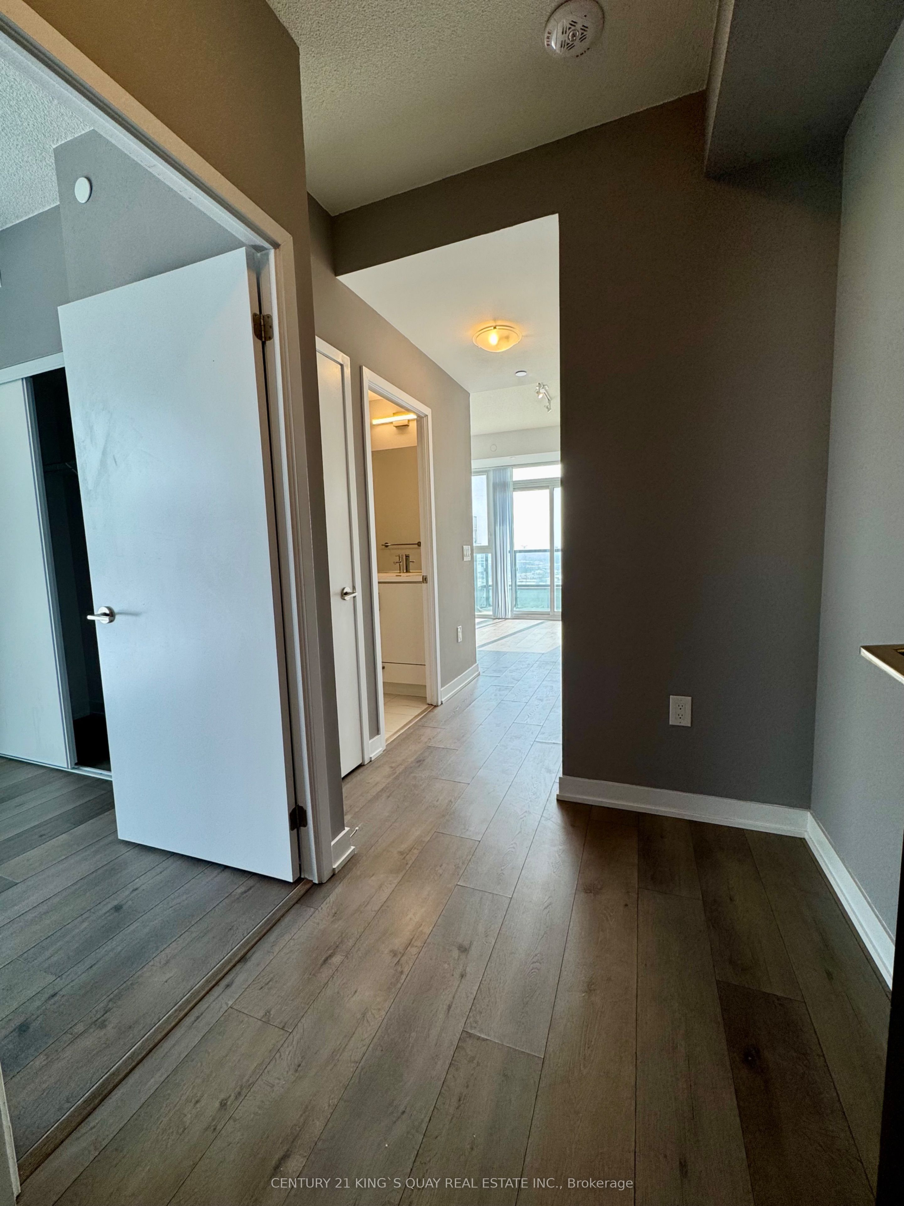 #1609 - 38 Honeycrisp Crescent Property Photo 7