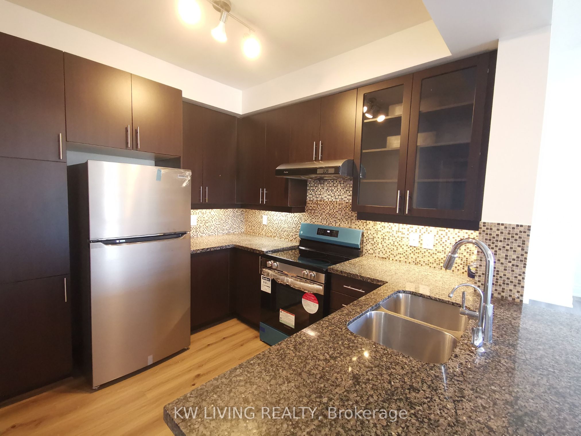 #907 - 151 Upper Duke Crescent Property Photo 4