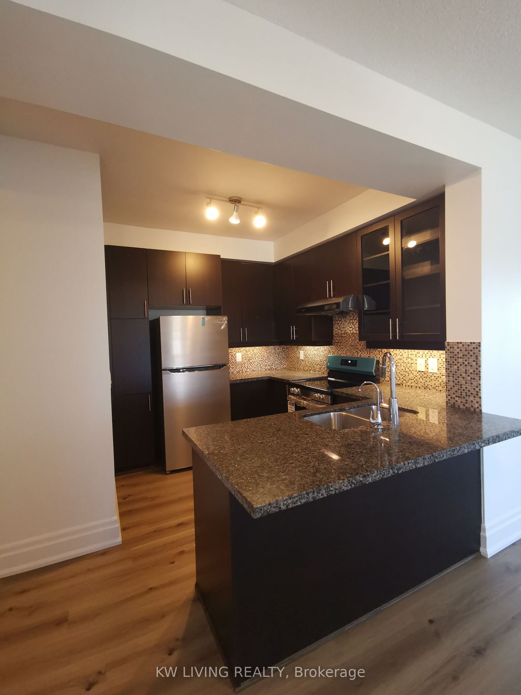 #907 - 151 Upper Duke Crescent Property Photo 5