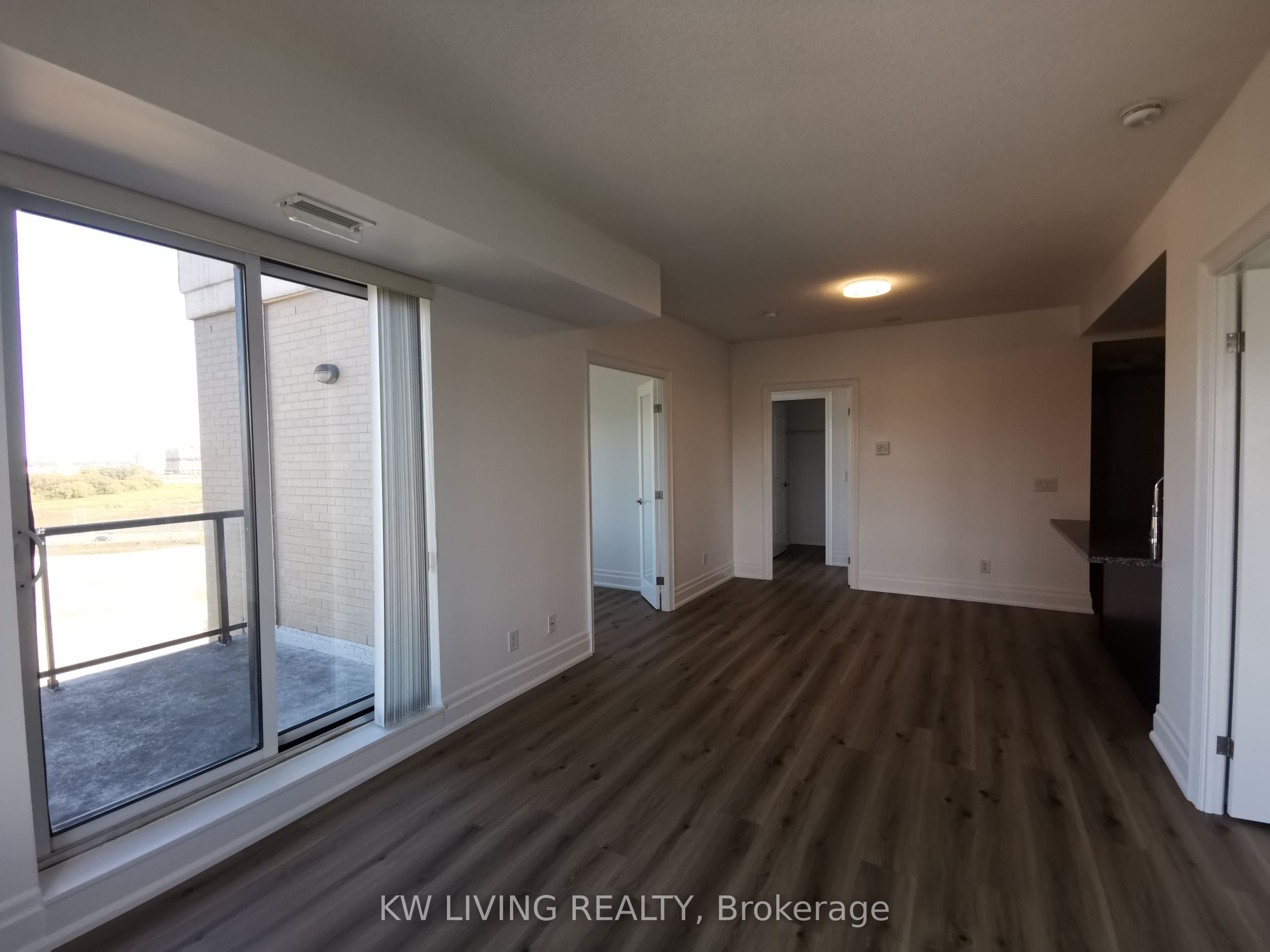 #907 - 151 Upper Duke Crescent Property Photo 7