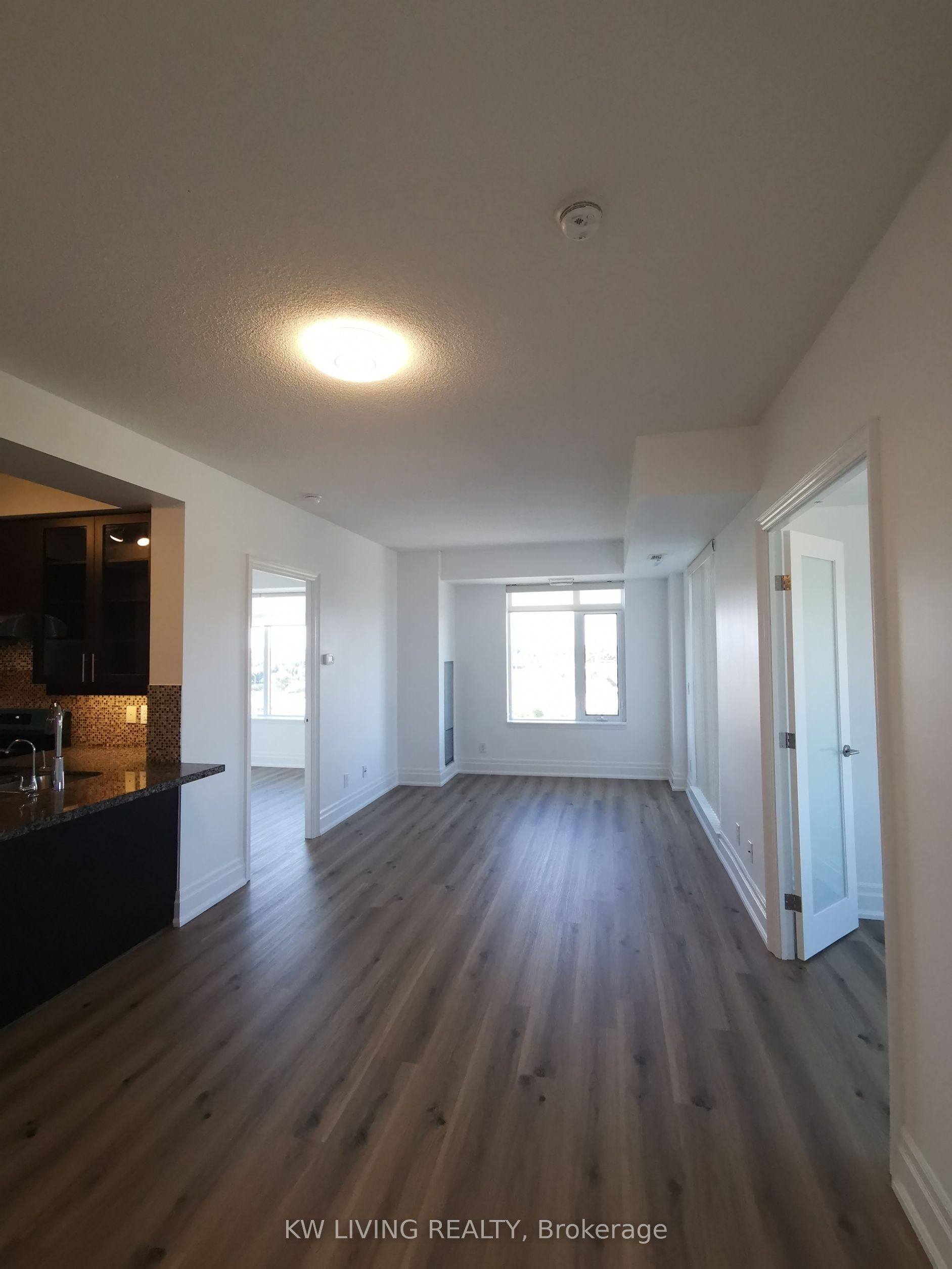 #907 - 151 Upper Duke Crescent Property Photo 8