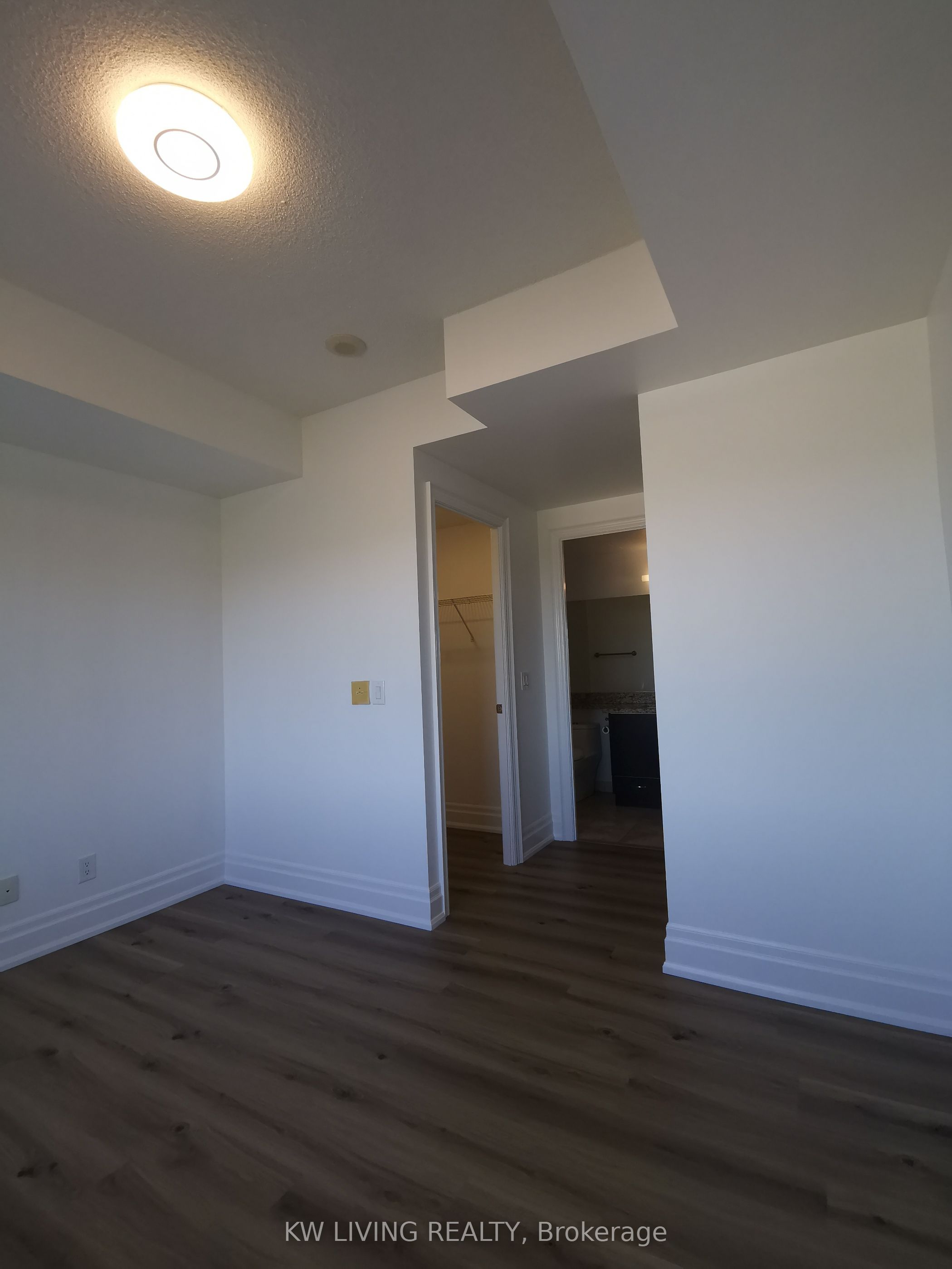 #907 - 151 Upper Duke Crescent Property Photo 11