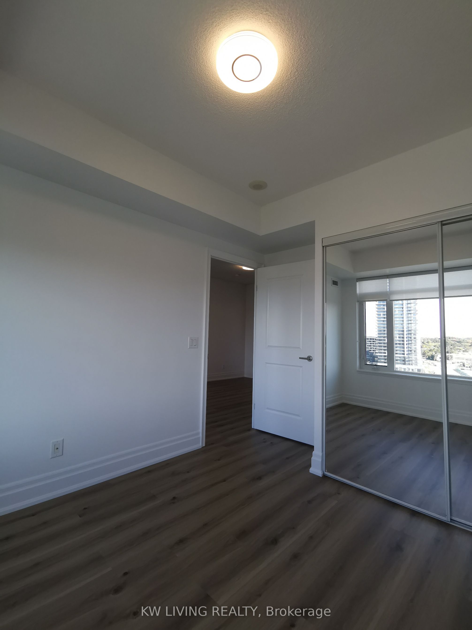 #907 - 151 Upper Duke Crescent Property Photo 13