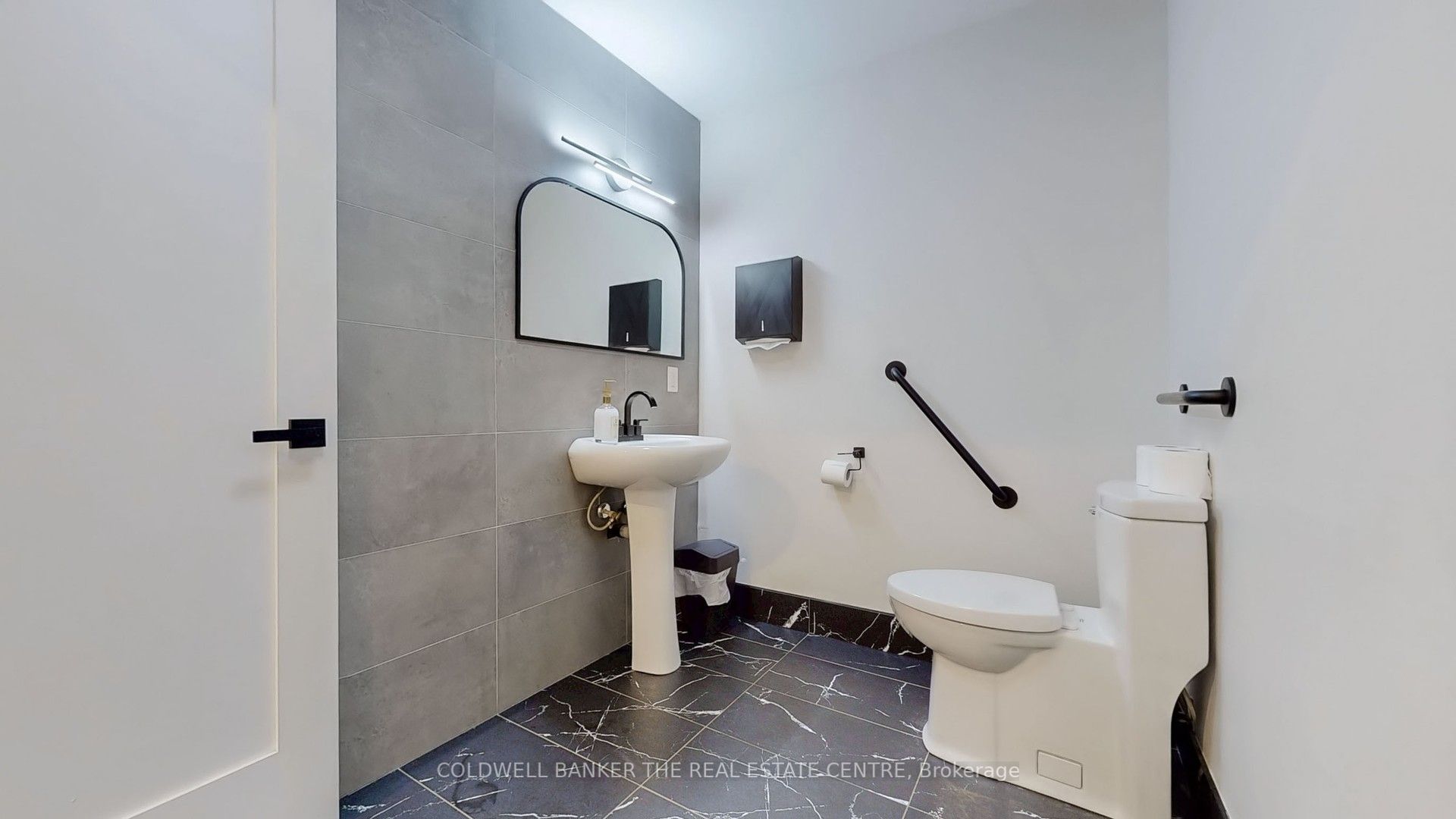 543 The Queensway Property Photo 4