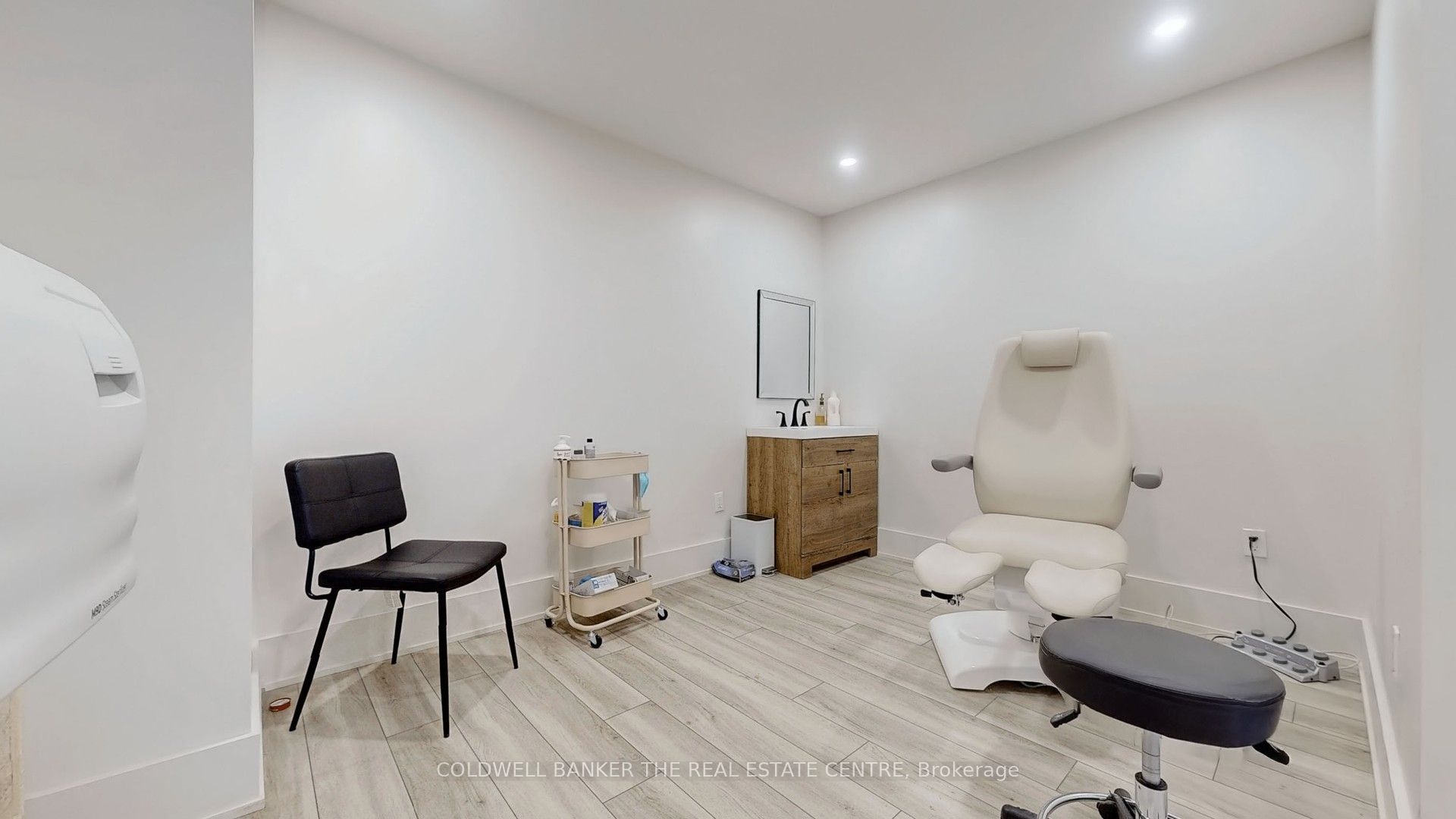 543 The Queensway Property Photo 10