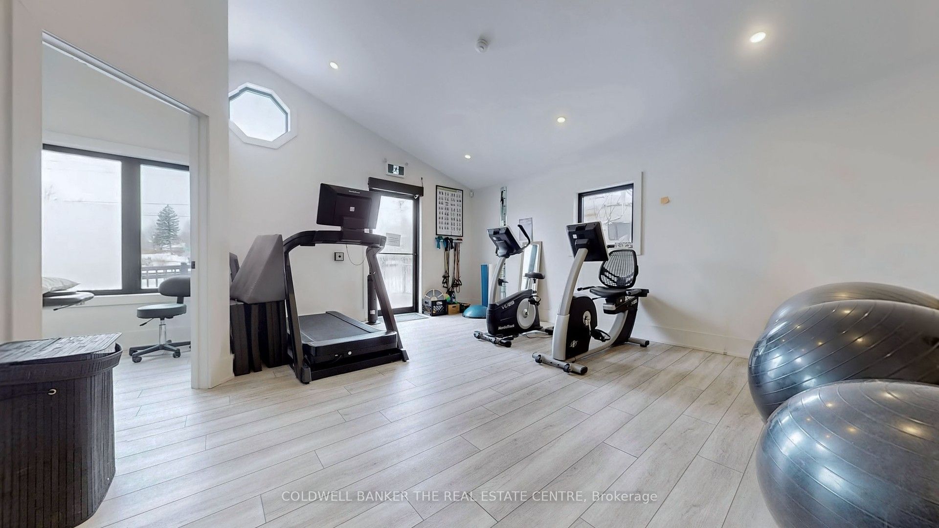 543 The Queensway Property Photo 14