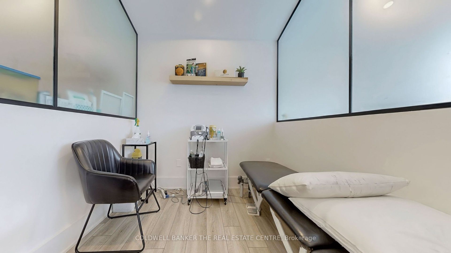 543 The Queensway Property Photo 16