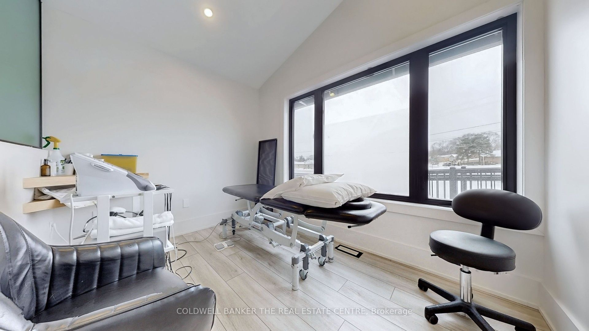 543 The Queensway Property Photo 17