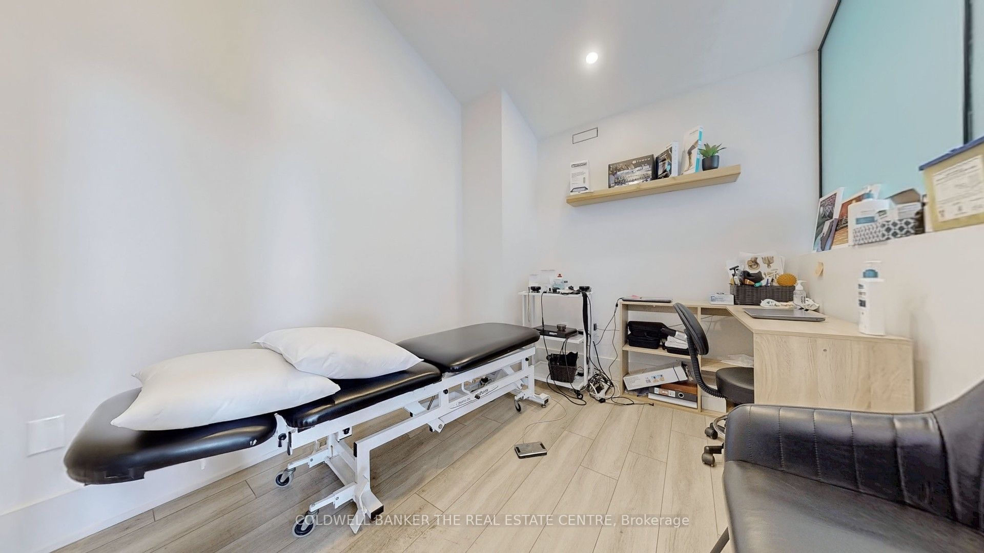543 The Queensway Property Photo 19