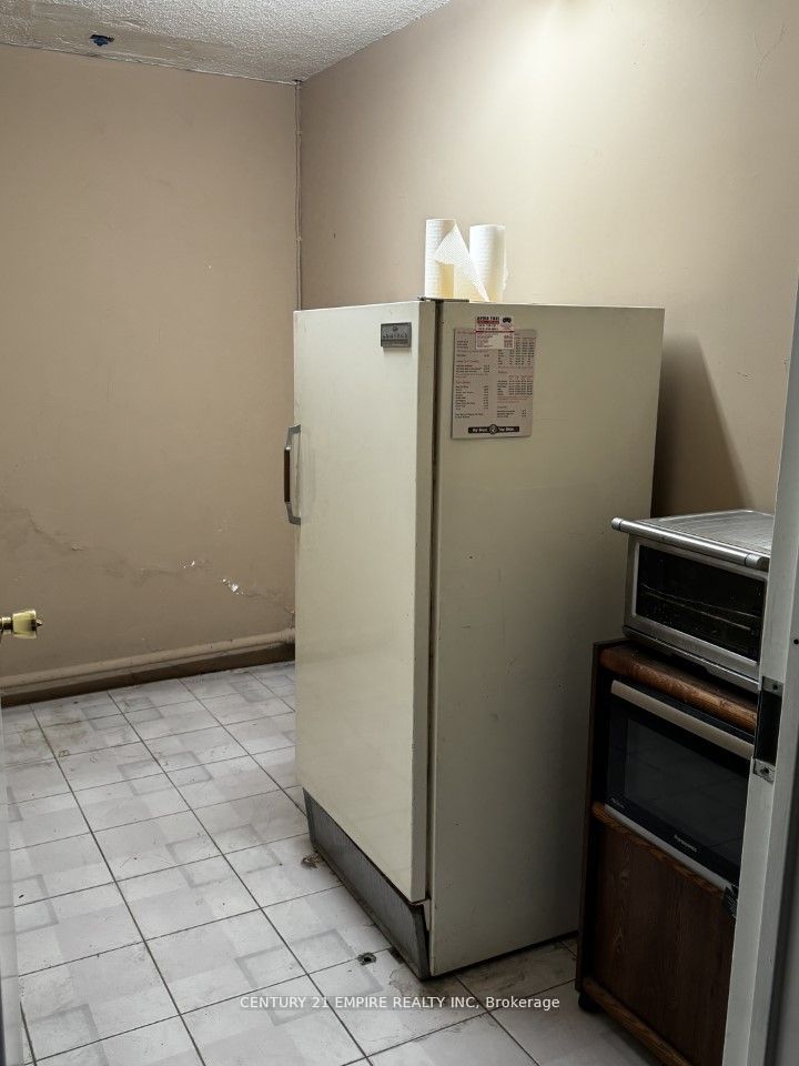 #4 - 9 Caster Avenue Property Photo 3