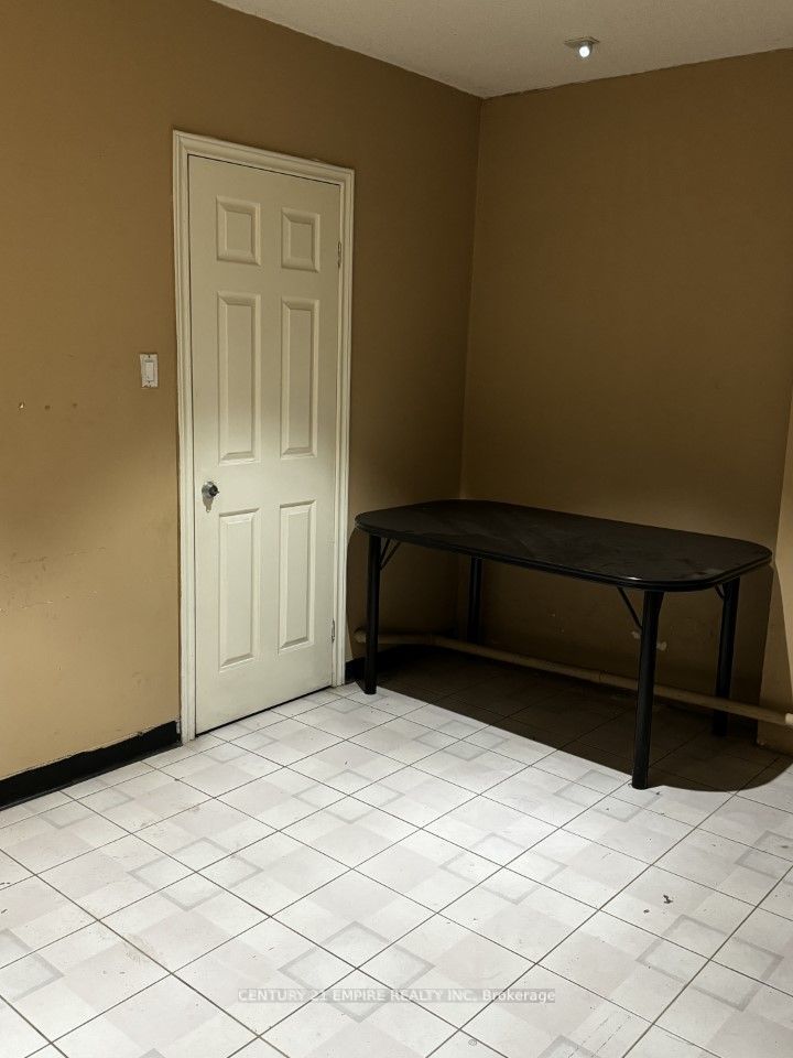 #4 - 9 Caster Avenue Property Photo 4