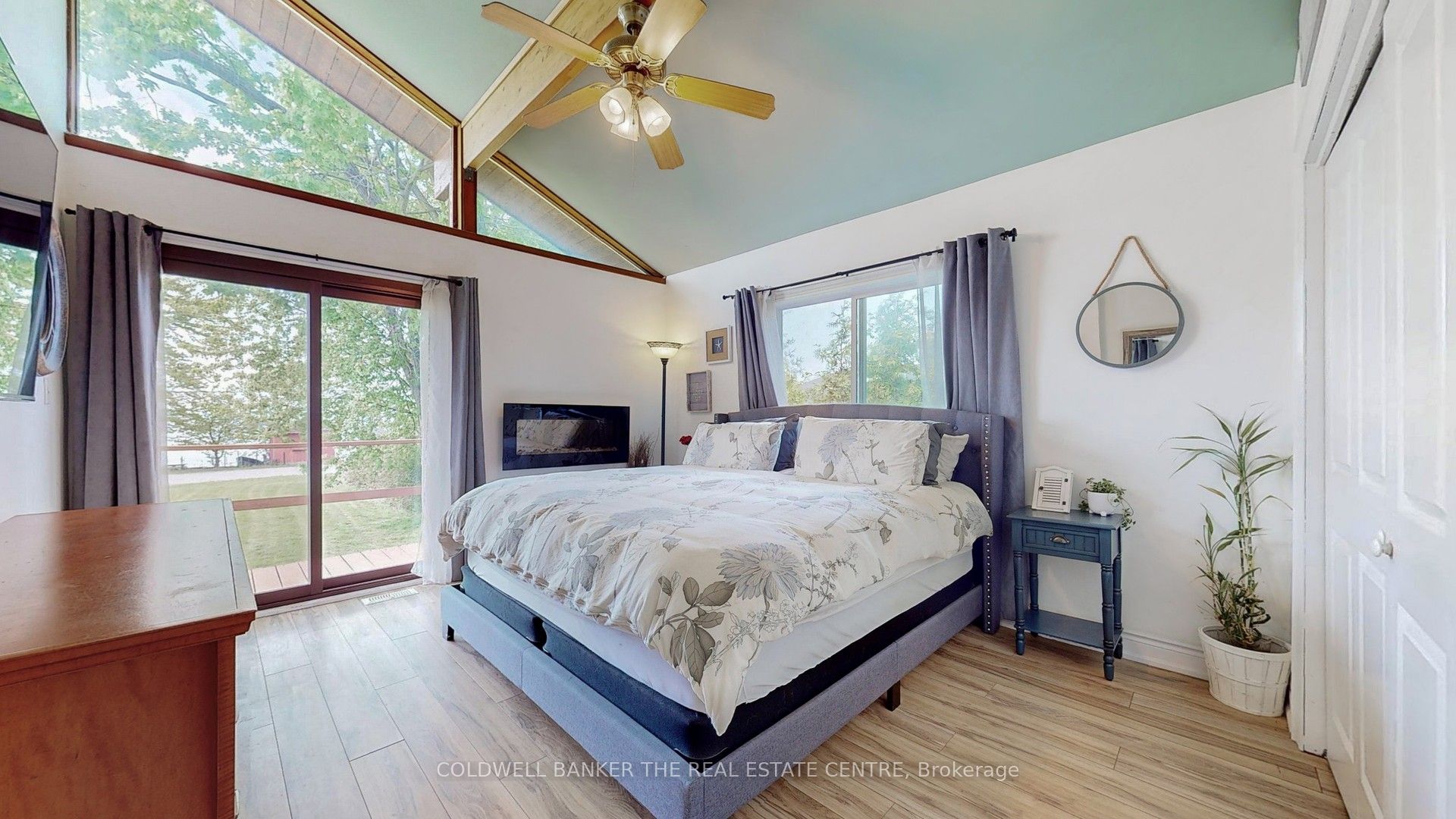 33 Lake Dr E Property Photo 6