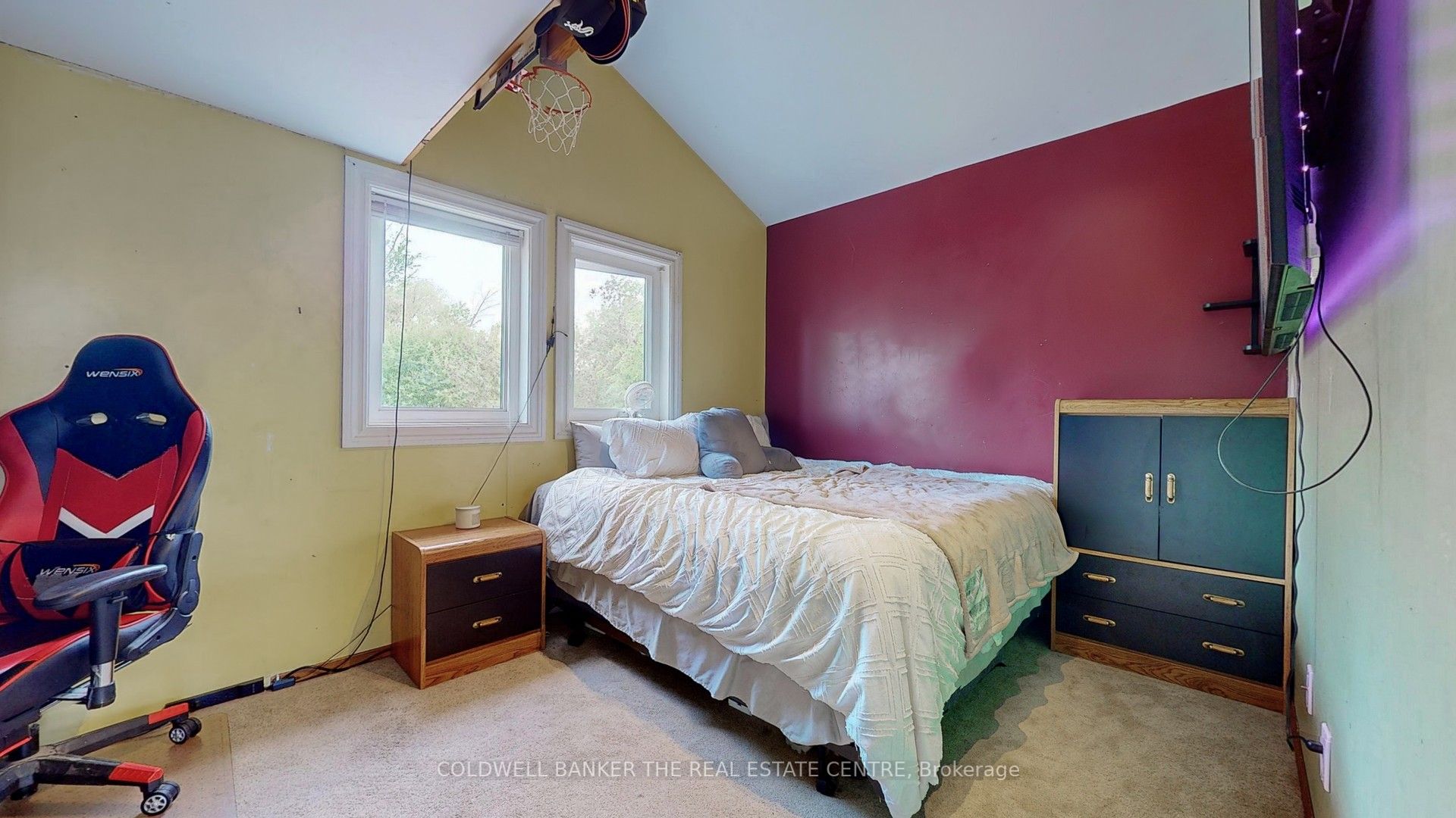 33 Lake Dr E Property Photo 8