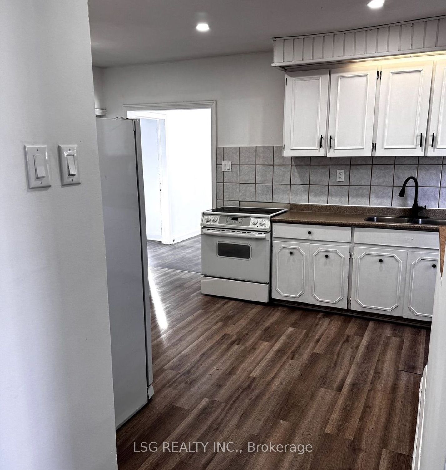 19365 Yonge St Property Photo