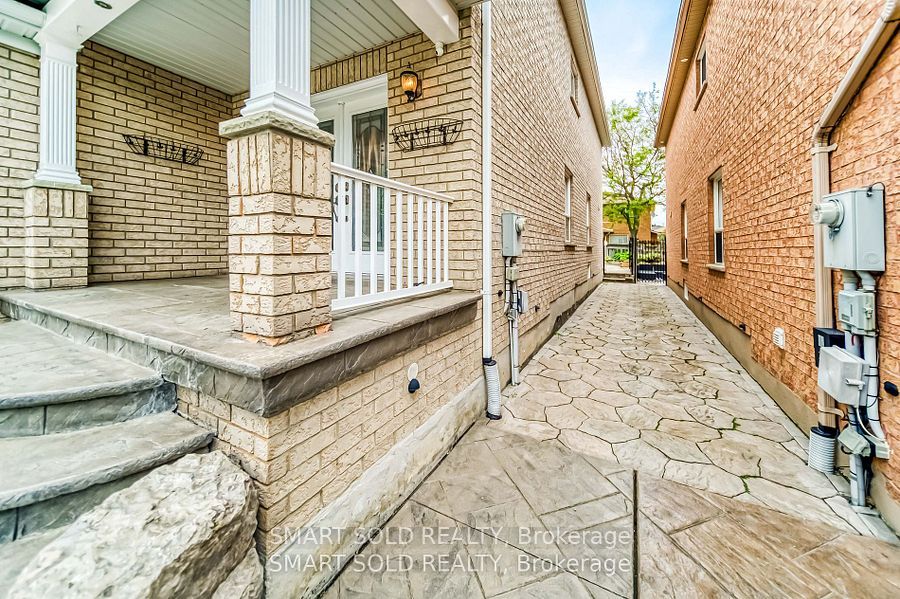 #lower - 13 Manorpark Court Property Photo 3