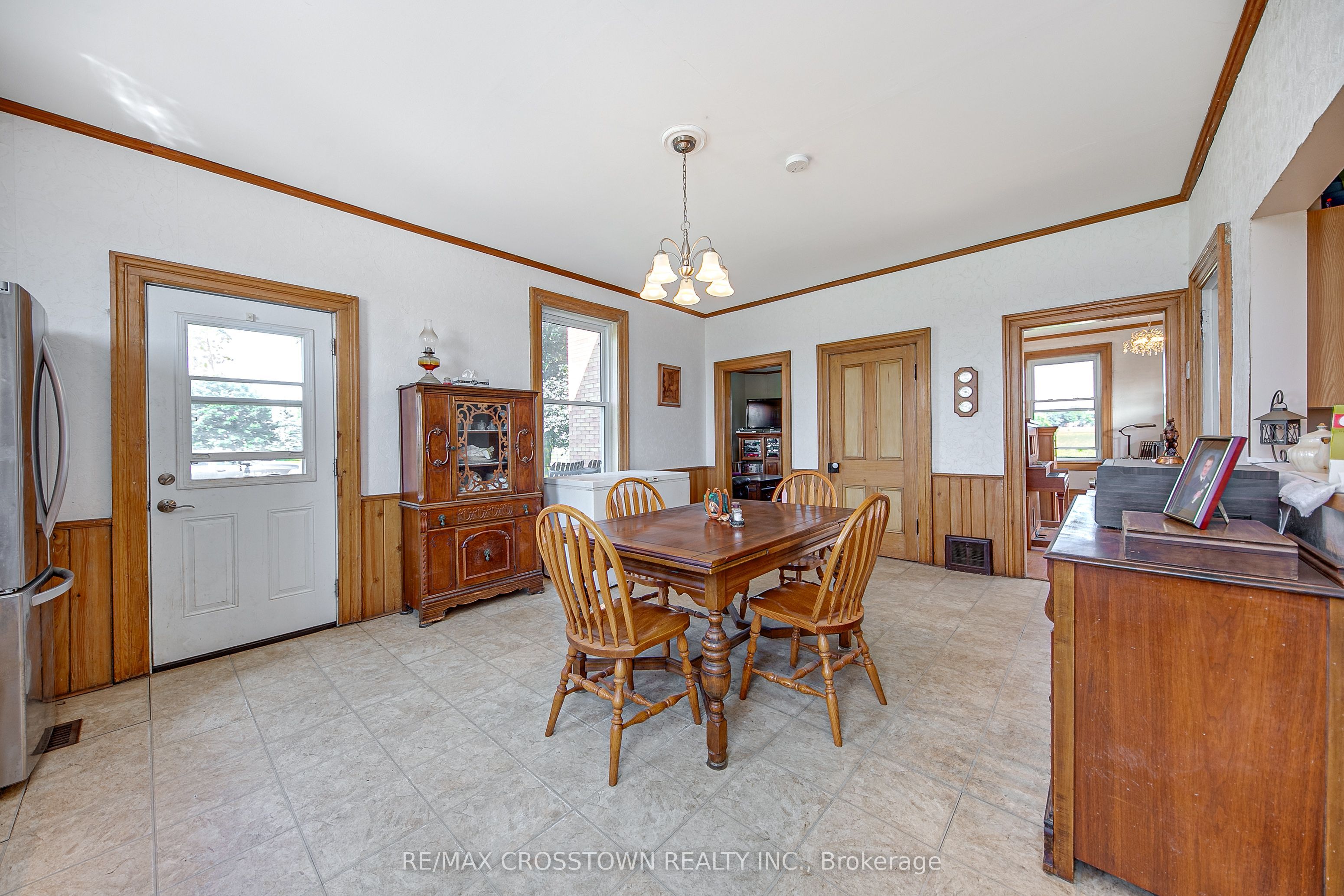 6409 10th Line Property Photo 6