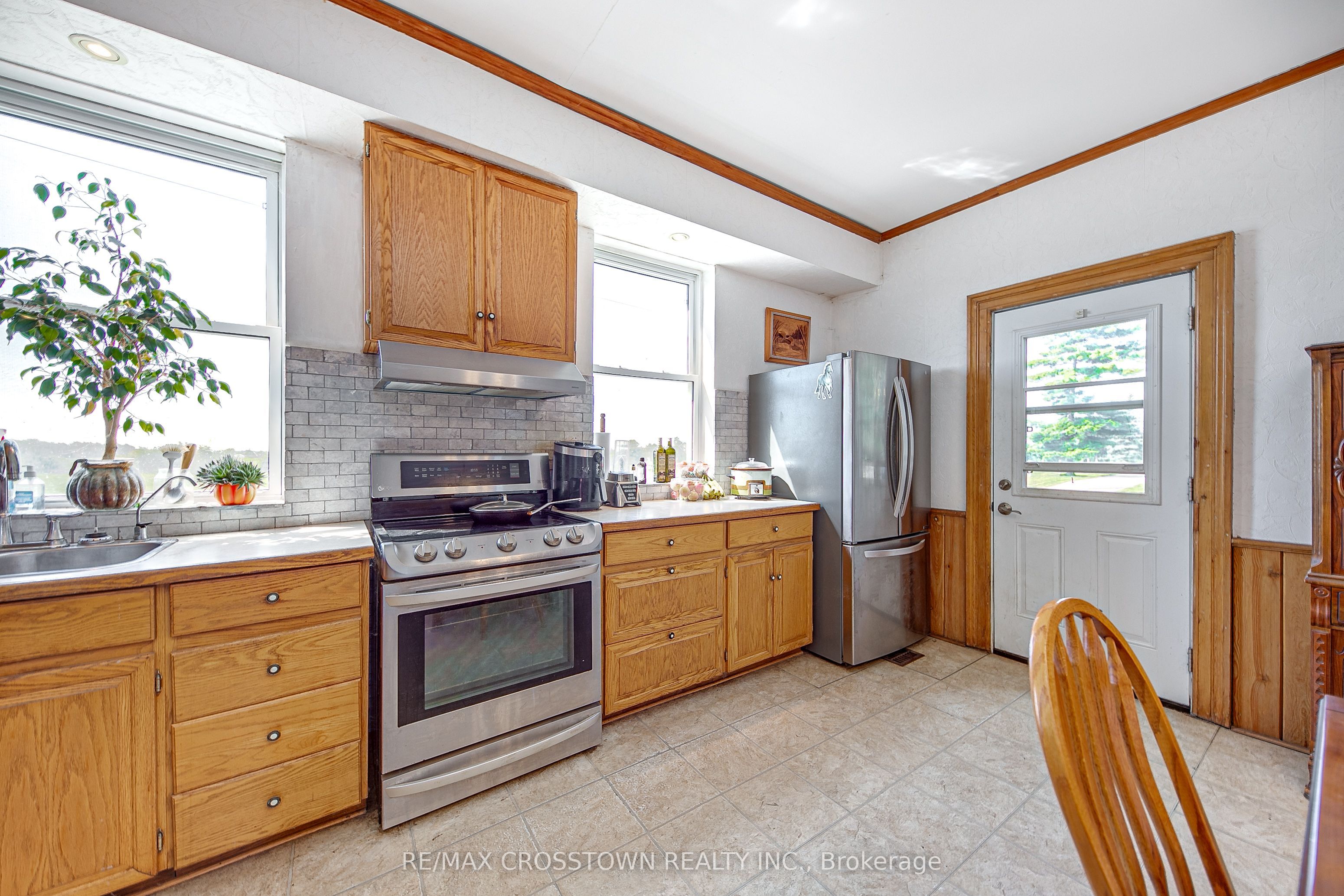 6409 10th Line Property Photo 7