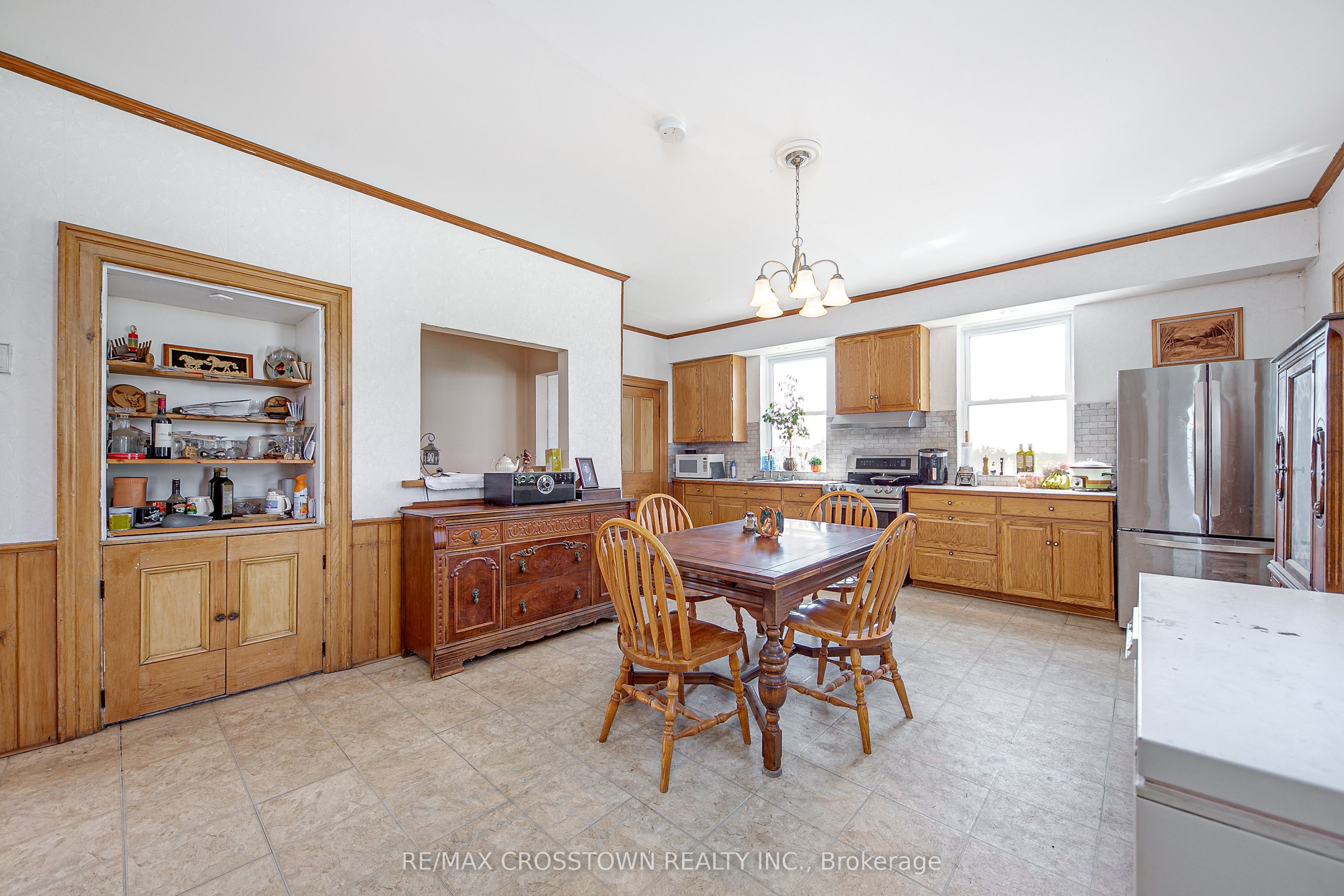 6409 10th Line Property Photo 8