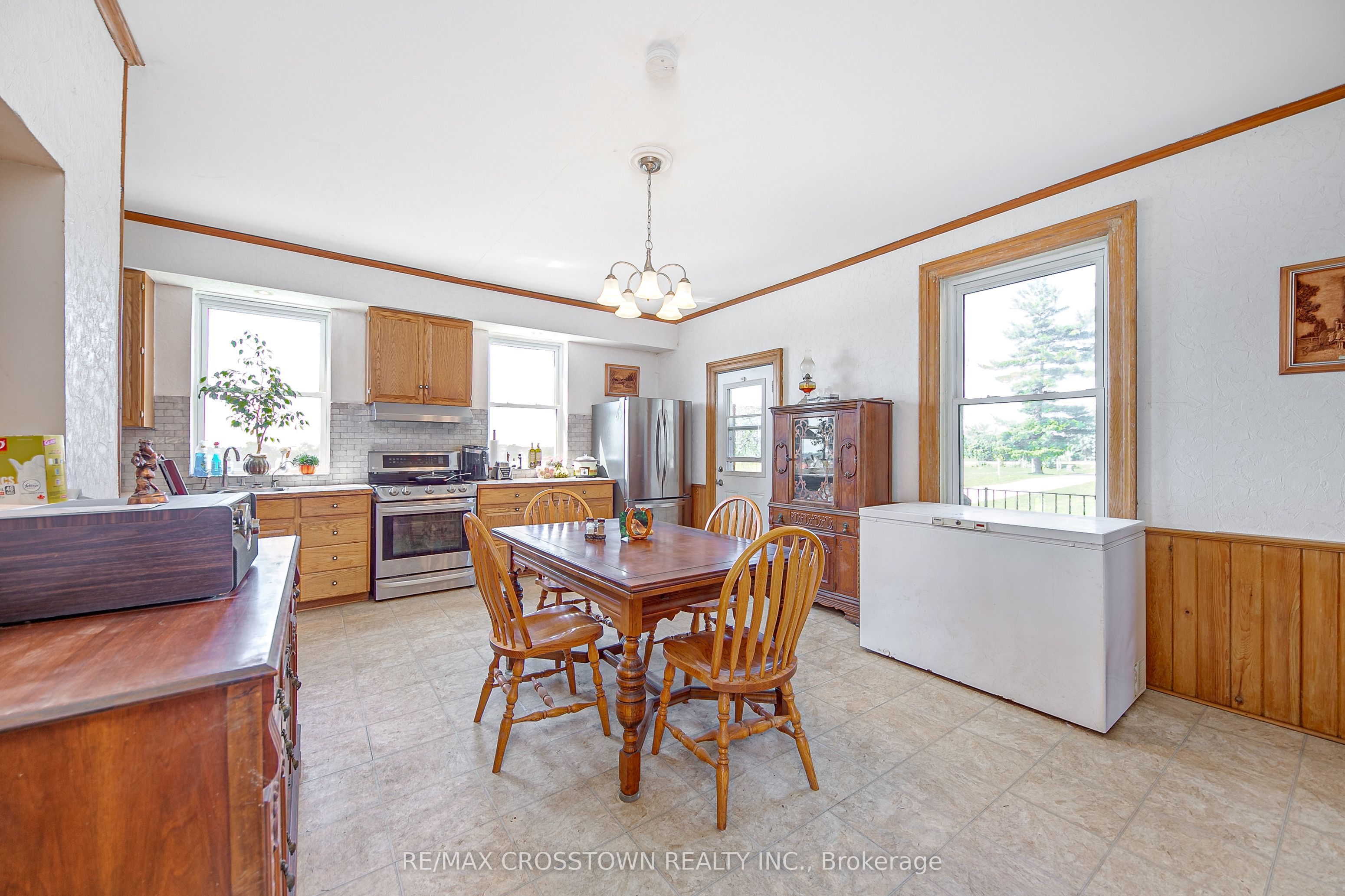 6409 10th Line Property Photo 9