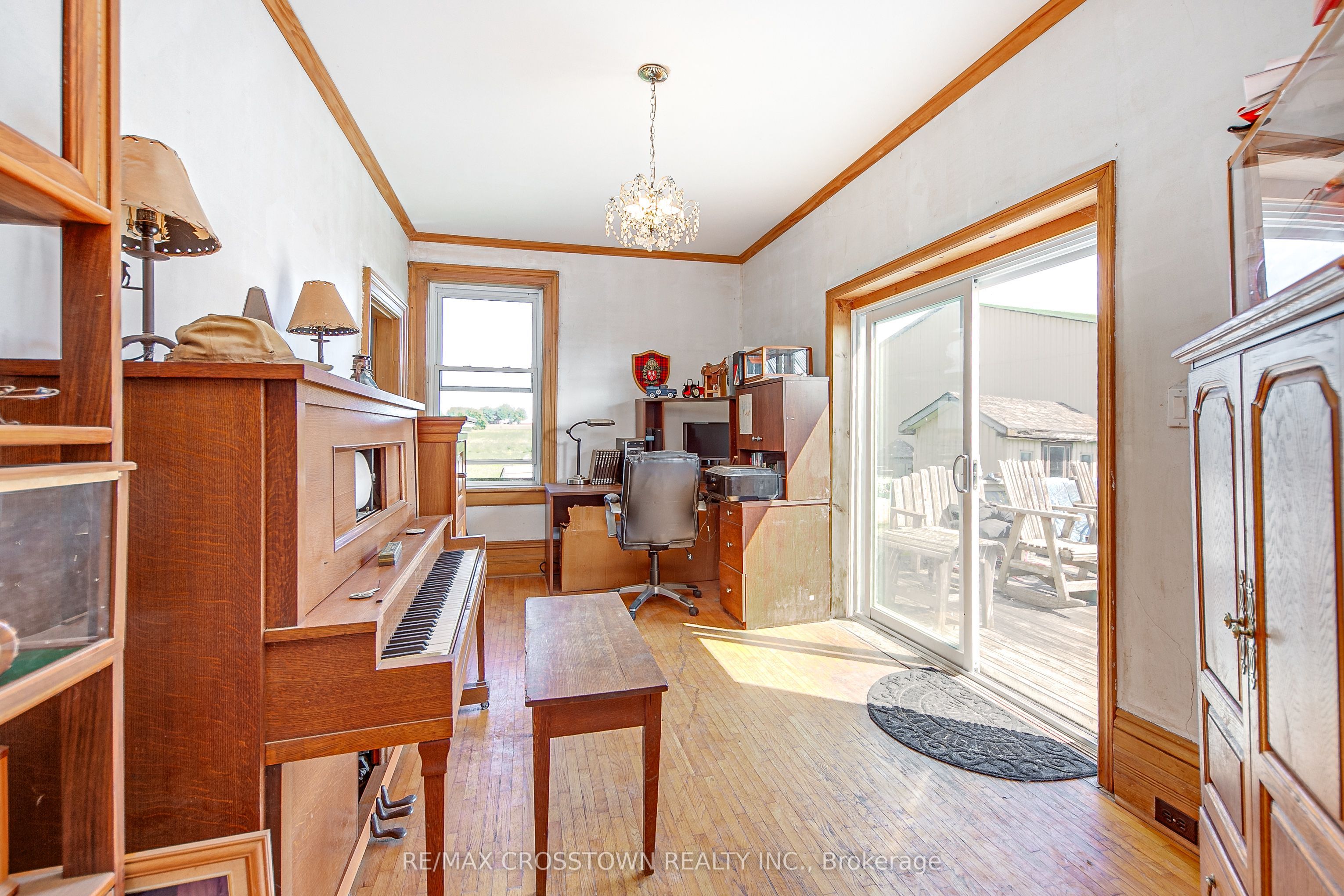 6409 10th Line Property Photo 11