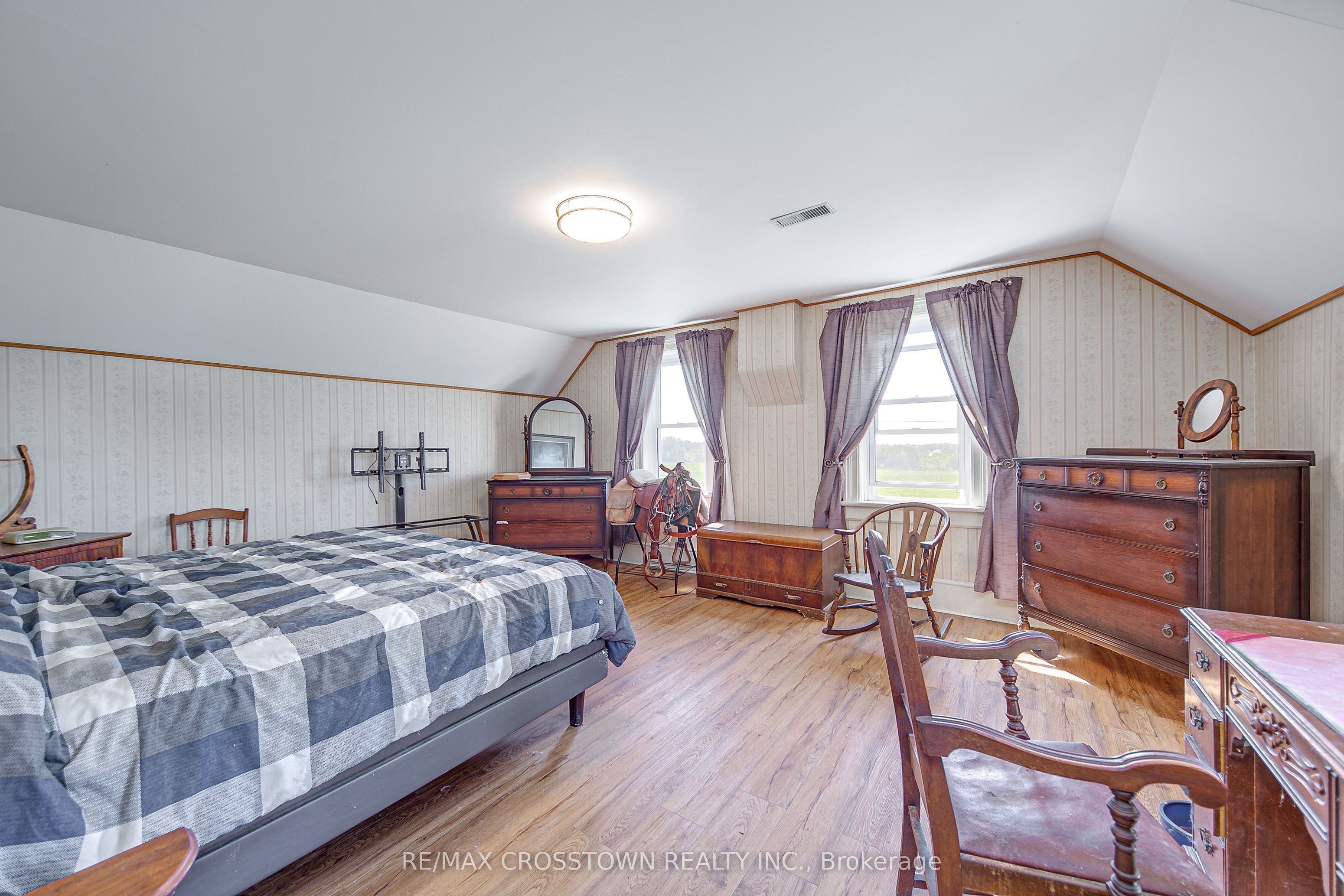 6409 10th Line Property Photo 18
