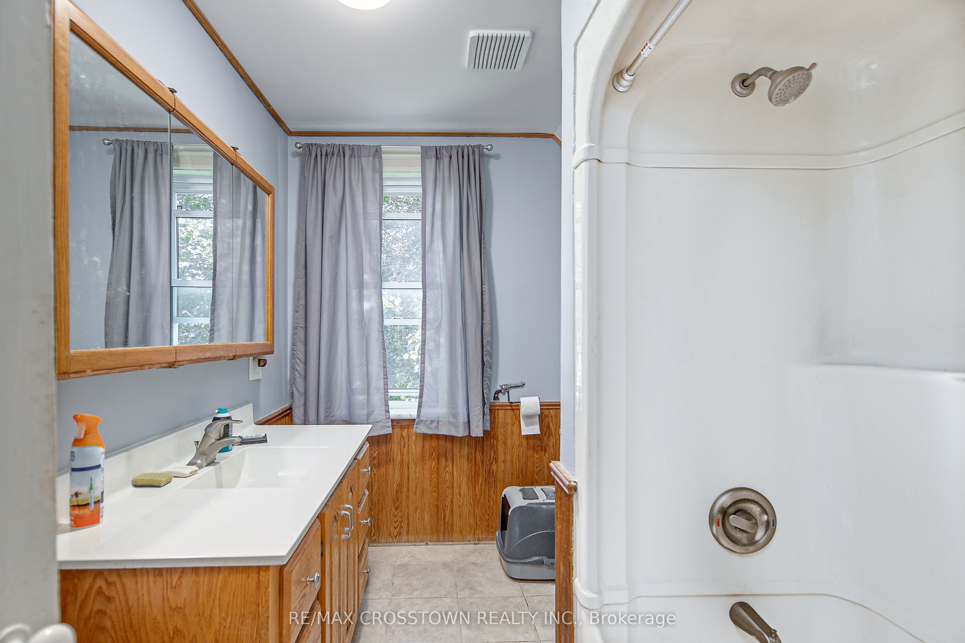 6409 10th Line Property Photo 22
