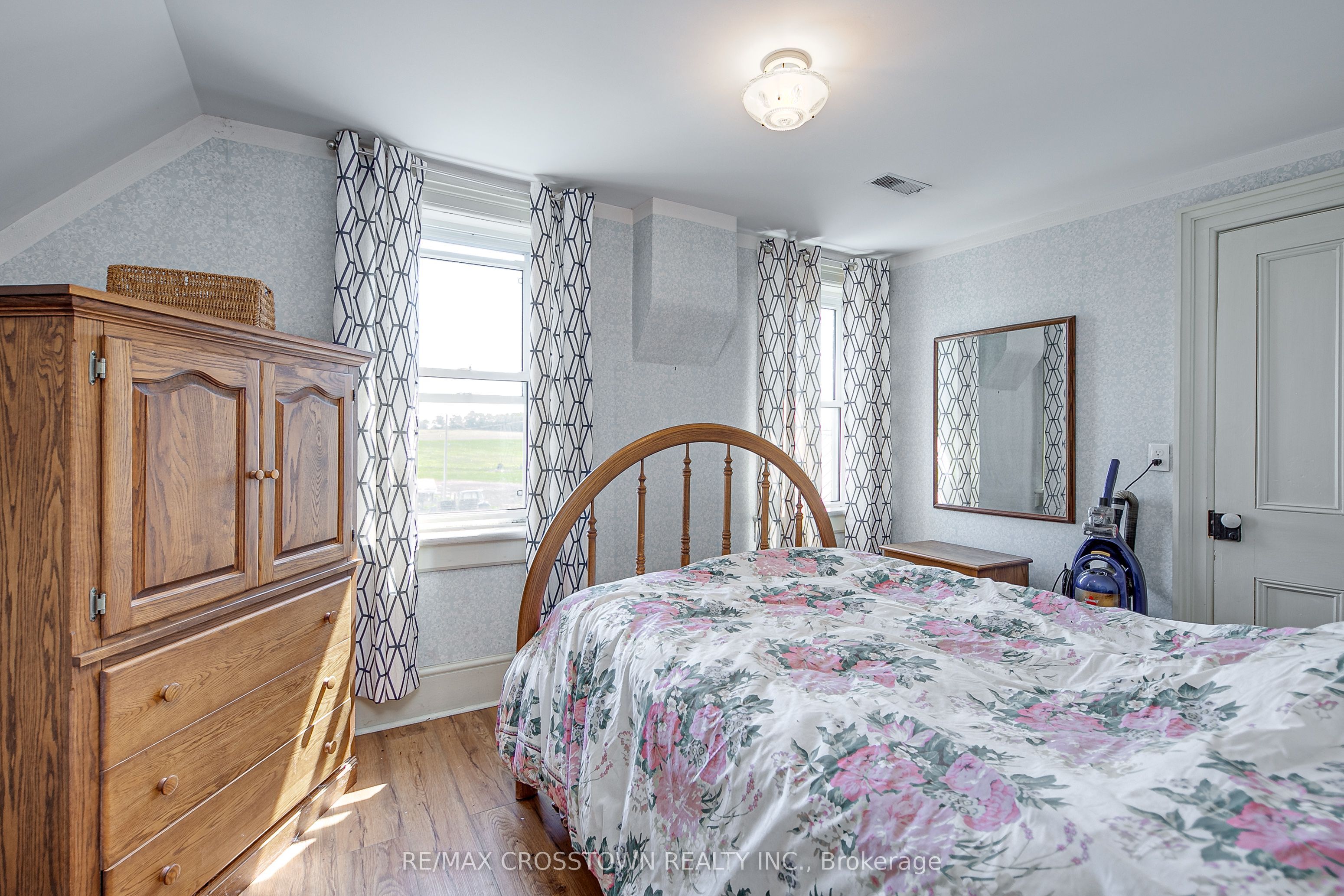 6409 10th Line Property Photo 24
