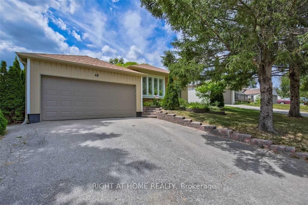 40 Holland River Blvd Property Photo