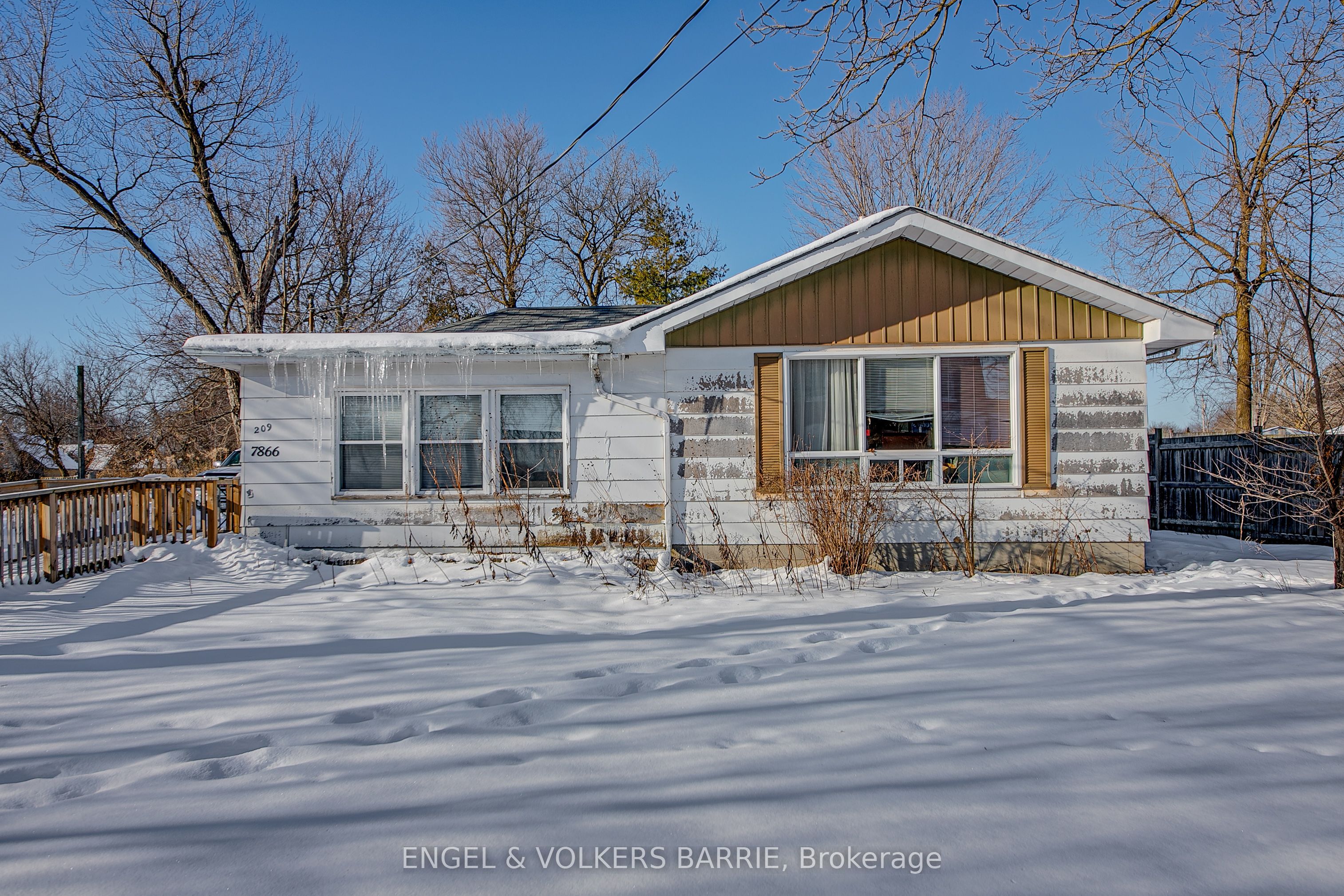 7866 Yonge Street Property Photo 1