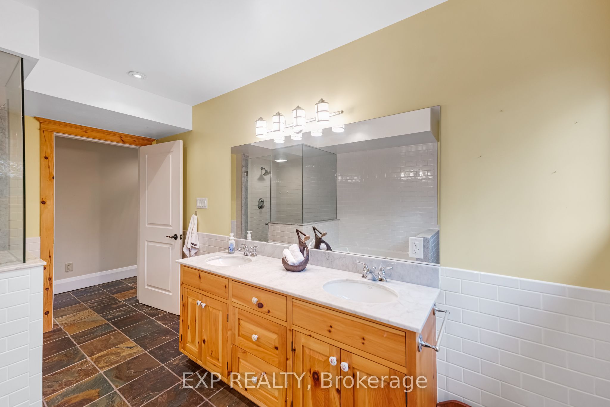 18340 Bathurst Street Property Photo 31