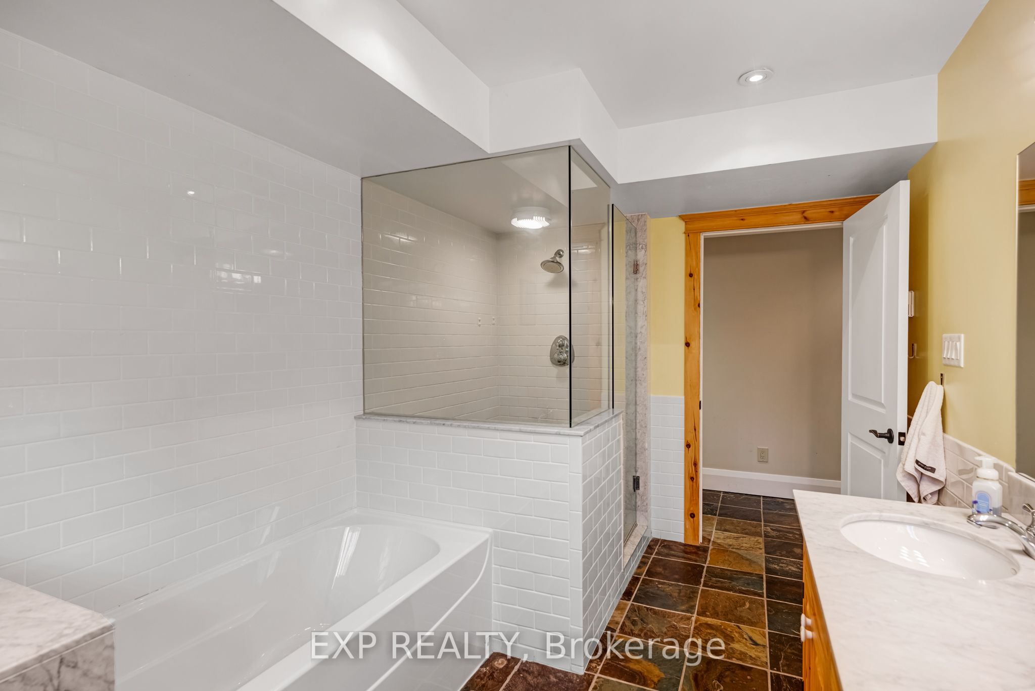 18340 Bathurst Street Property Photo 32