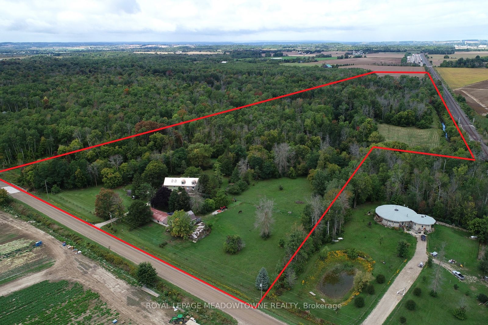 6824 10th Line Property Photo 1