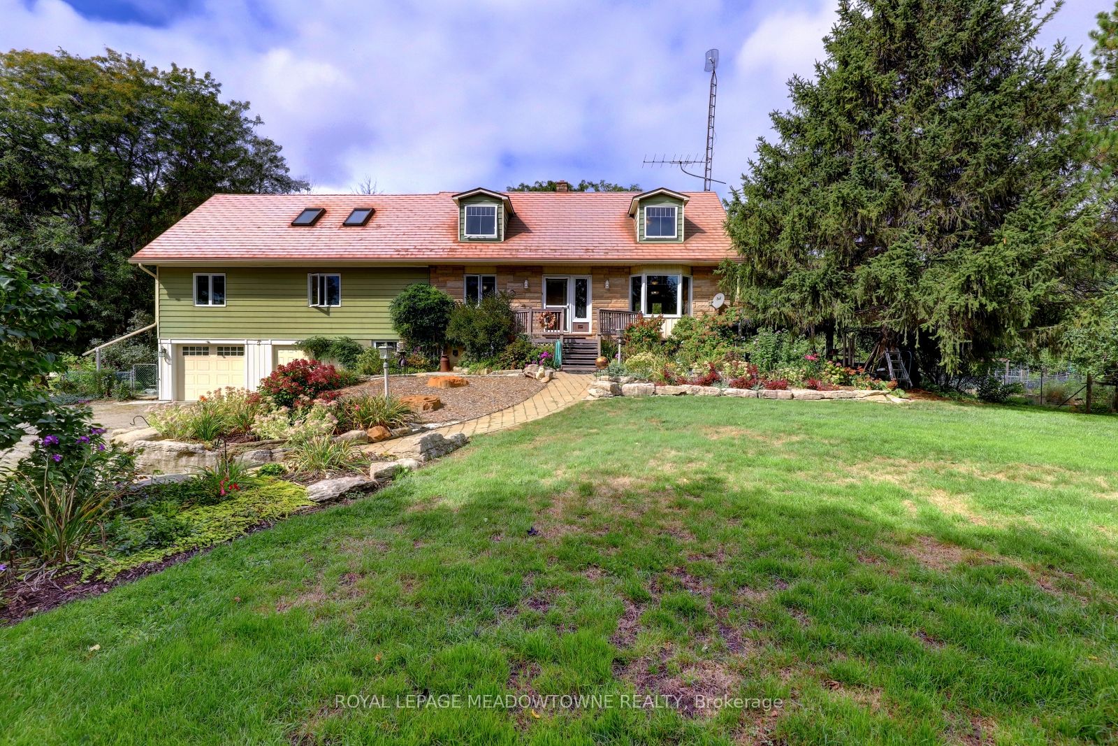 6824 10th Line Property Photo 4
