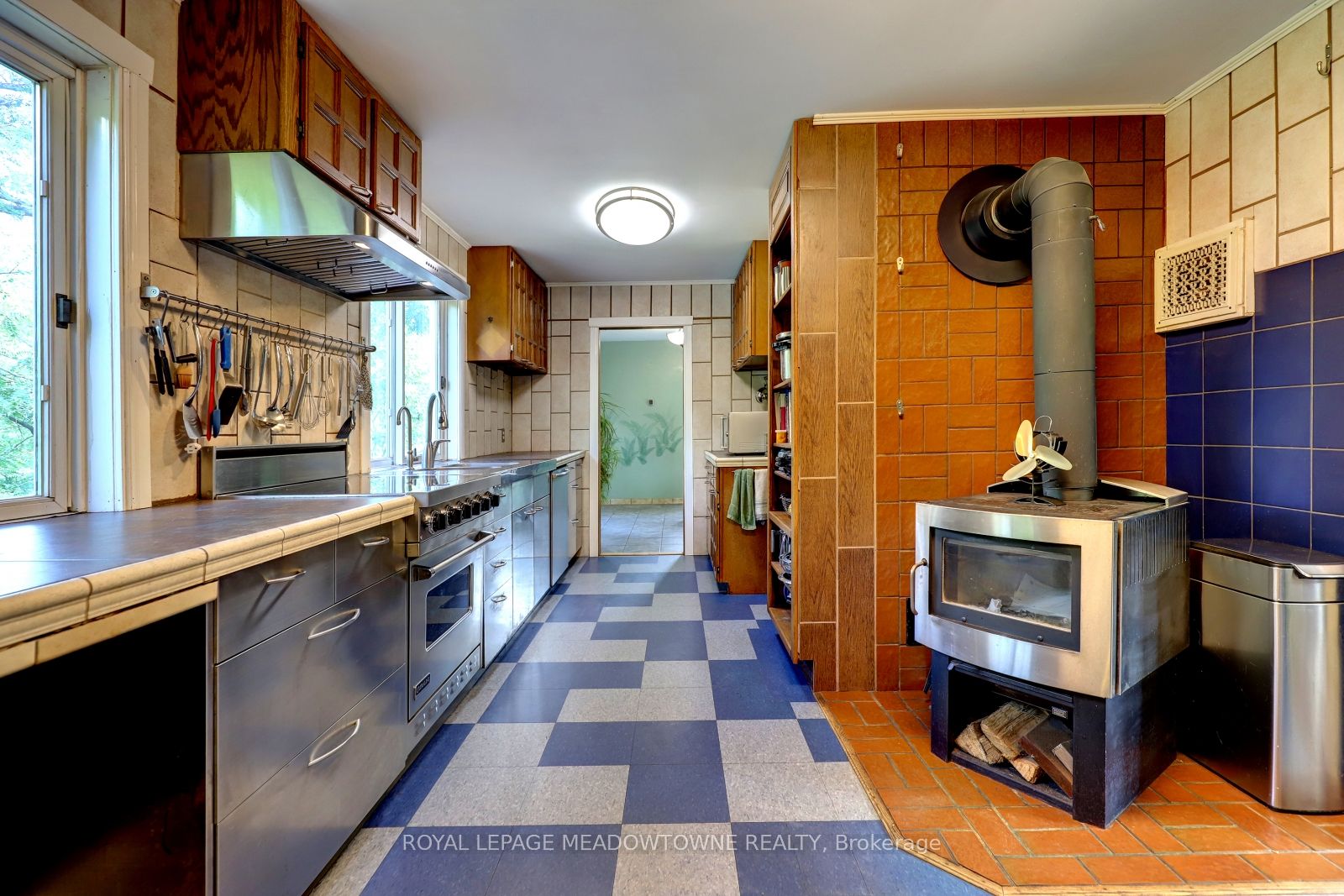 6824 10th Line Property Photo 9