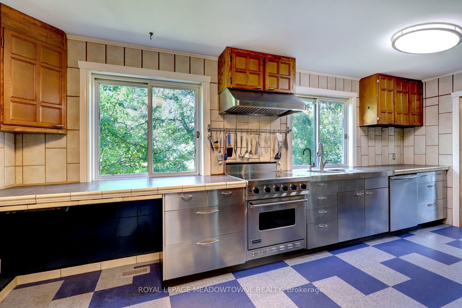 6824 10th Line Property Photo 10