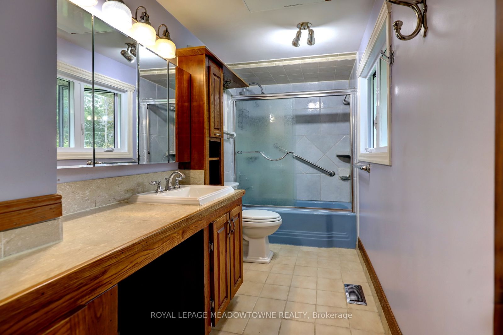6824 10th Line Property Photo 23