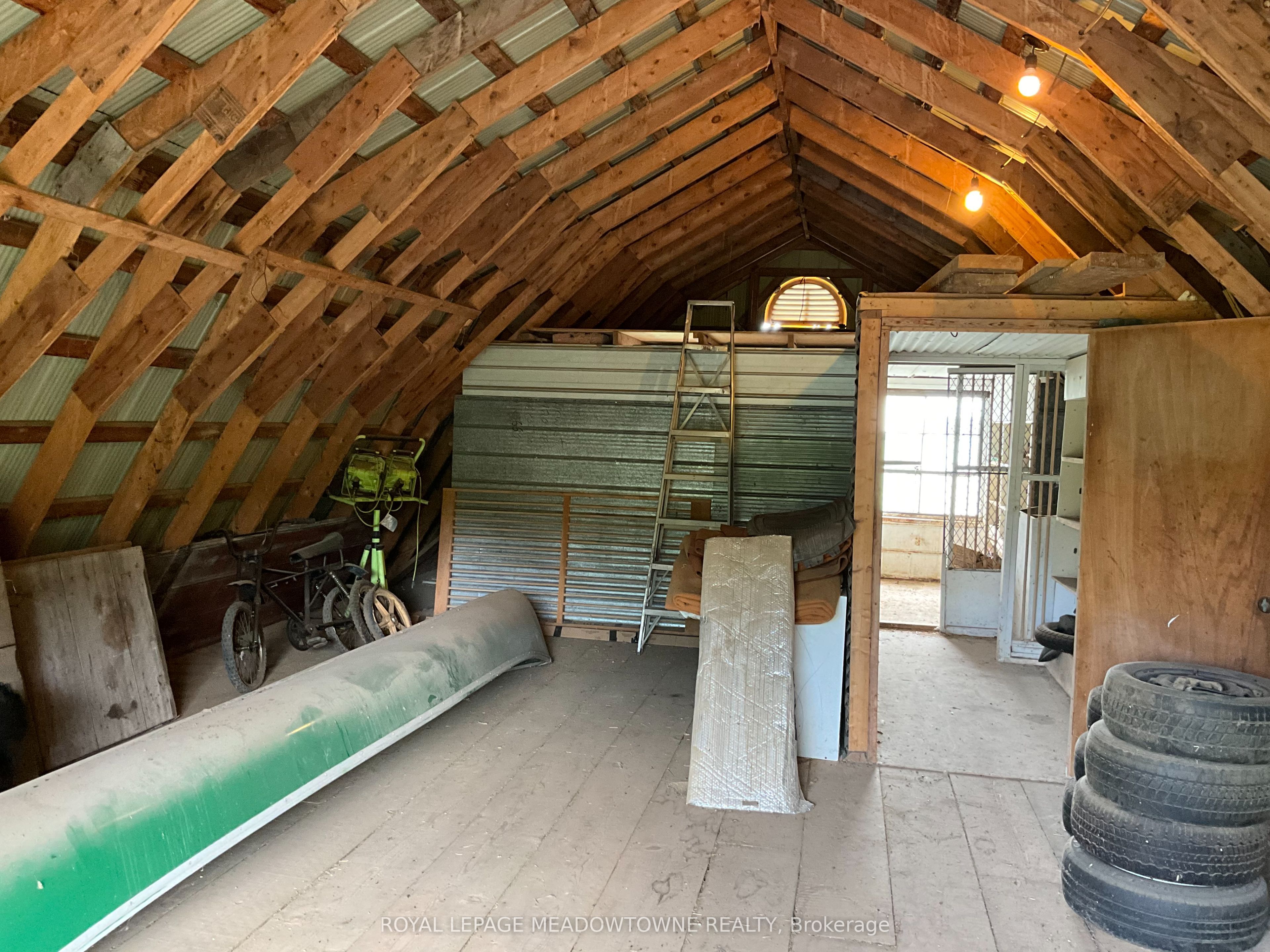 6824 10th Line Property Photo 38