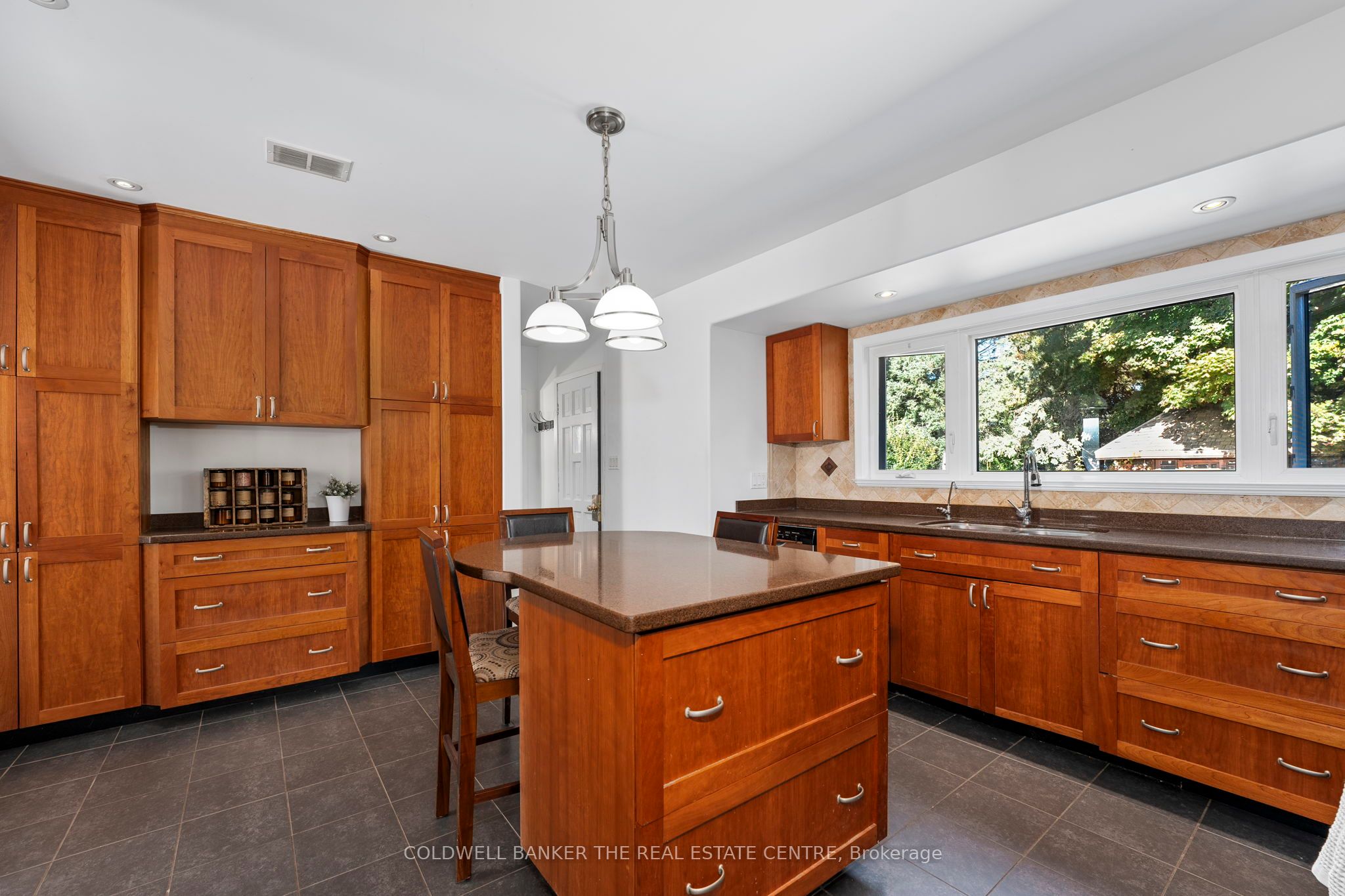 2546 9th Line Property Photo 8