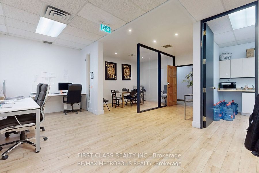 #200 - 7481 Woodbine Avenue Property Photo 6